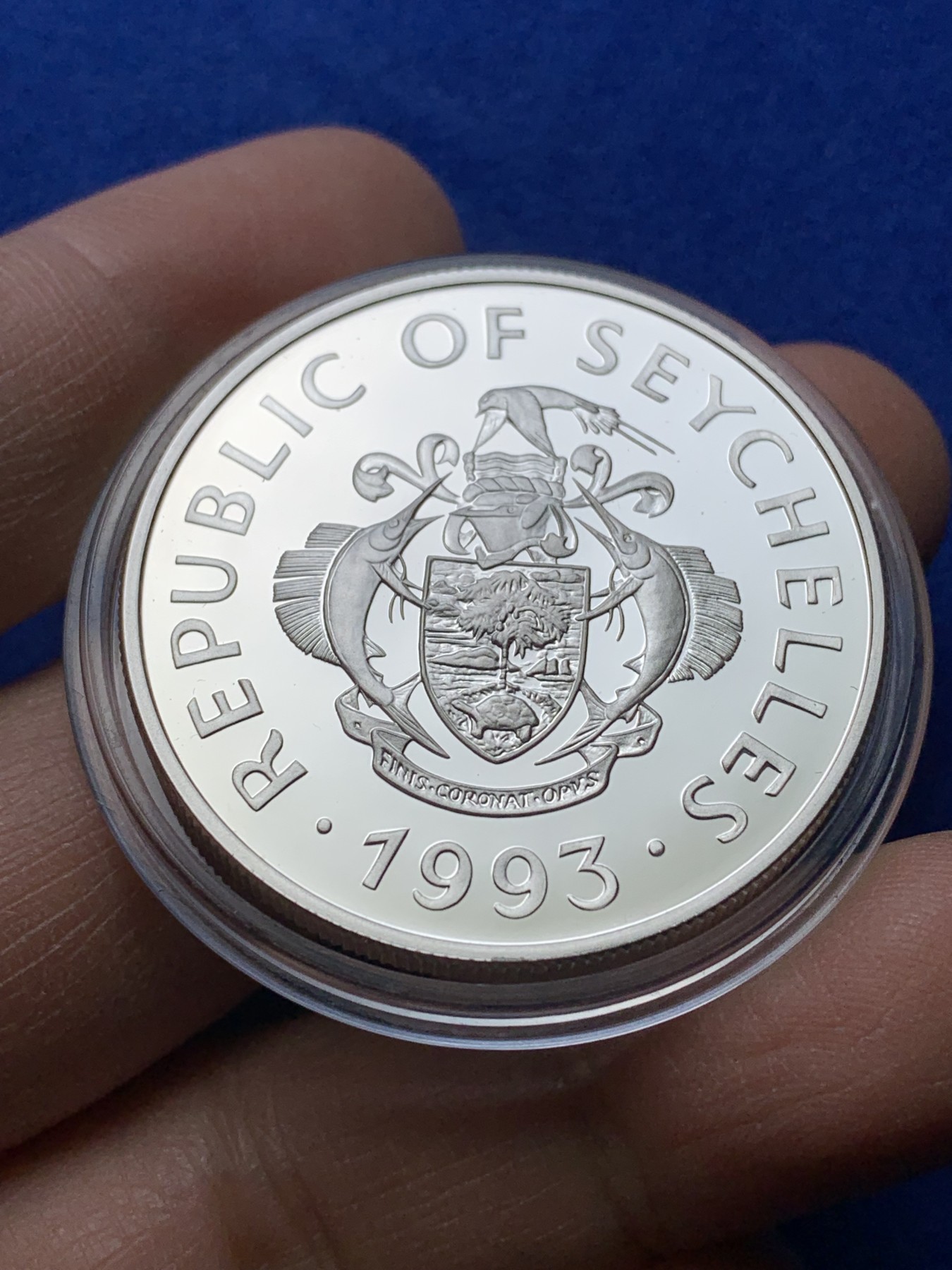 《竞宝斋》第221场-周日，周一 2场 (全场包邮) 塞舌尔群岛1993年伊丽莎白二世登基40周年精制纪念银币-25卢比 (1盎司)