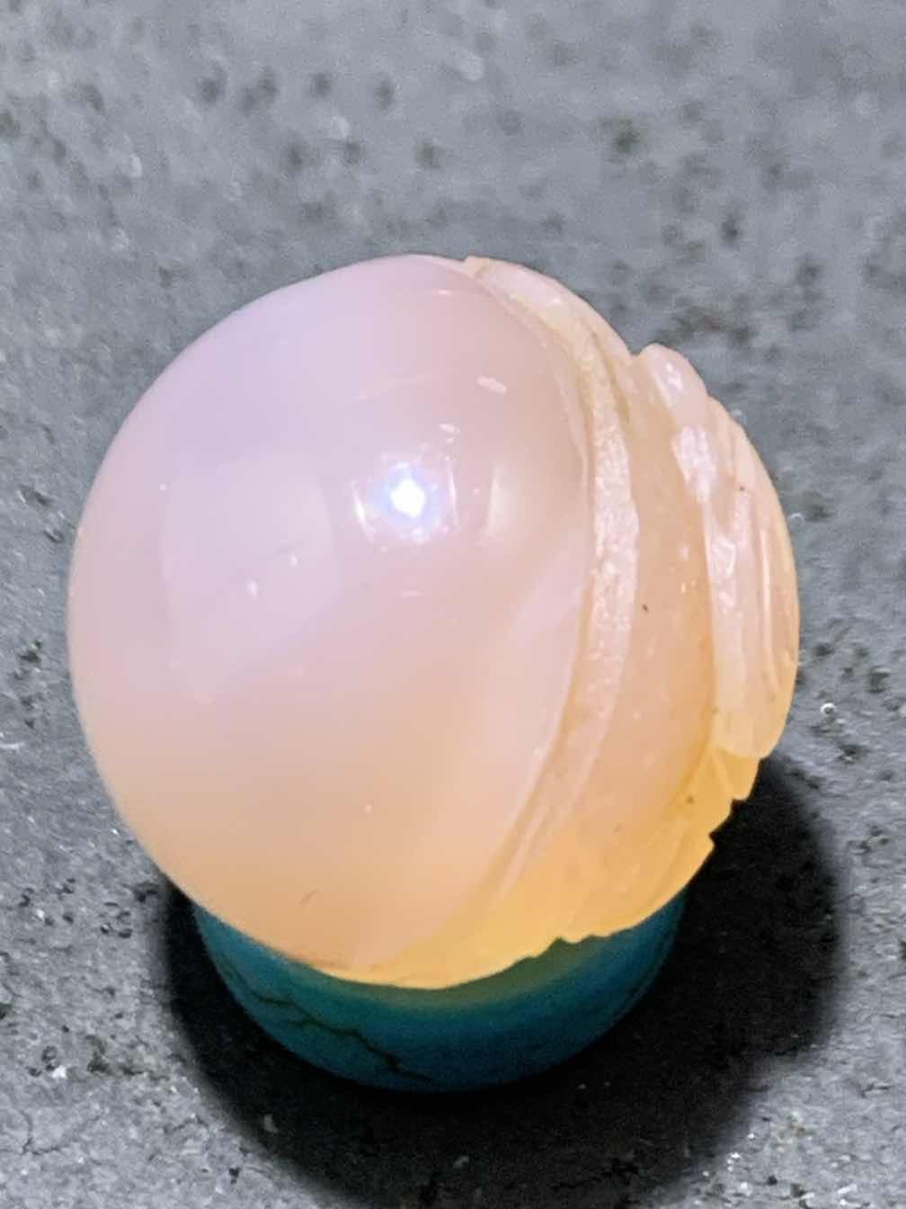 精美高玉化冰粉色亚光海洋玉髓手工俏色巧雕一心向佛珠子一个