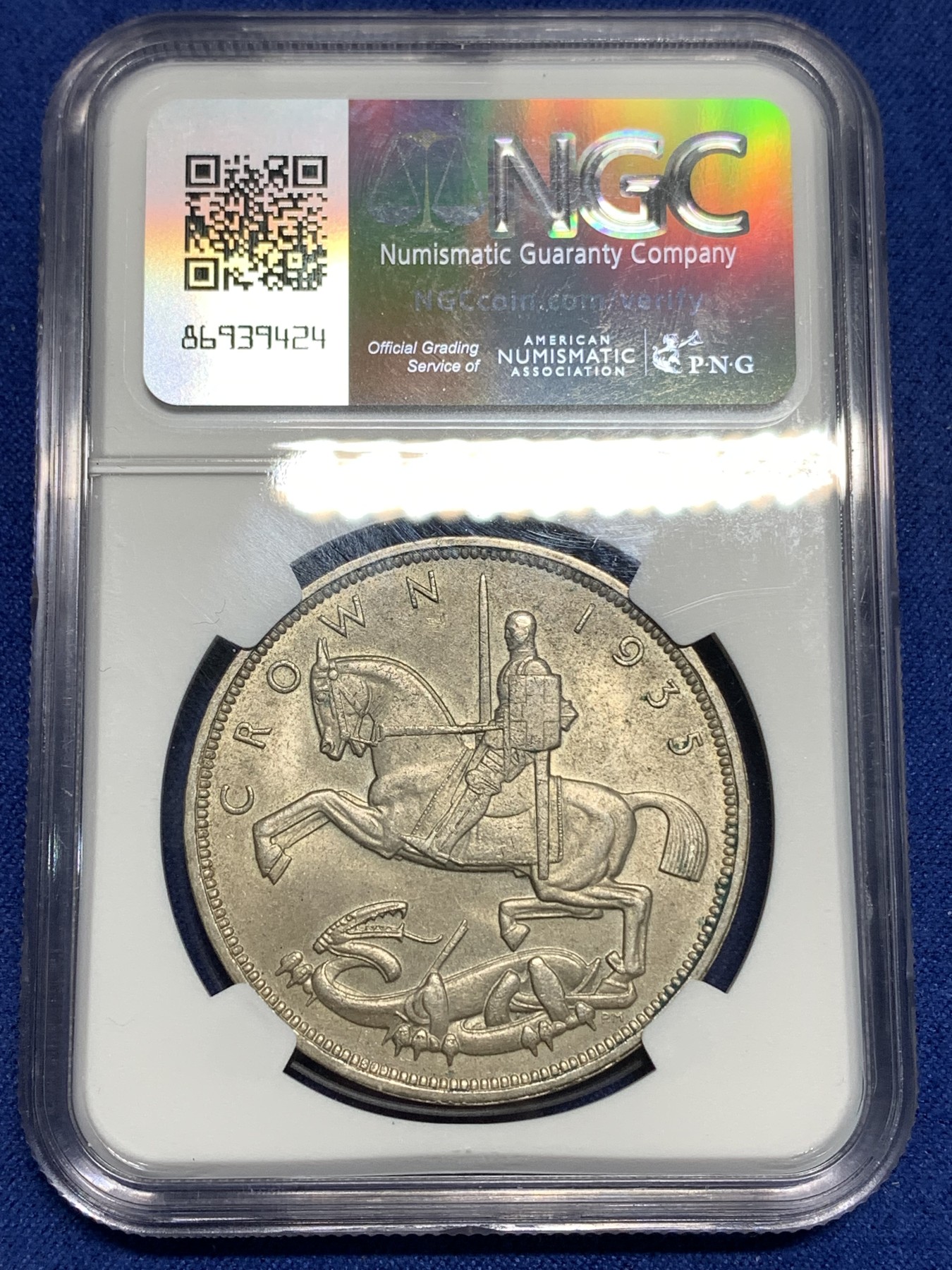 《竞宝斋》第221场-周日，周一 2场 (全场包邮) NGC-MS63 英国1935年乔治五世1克朗木马剑大银币，原汁原味极美黄油彩老包浆，状态不错。