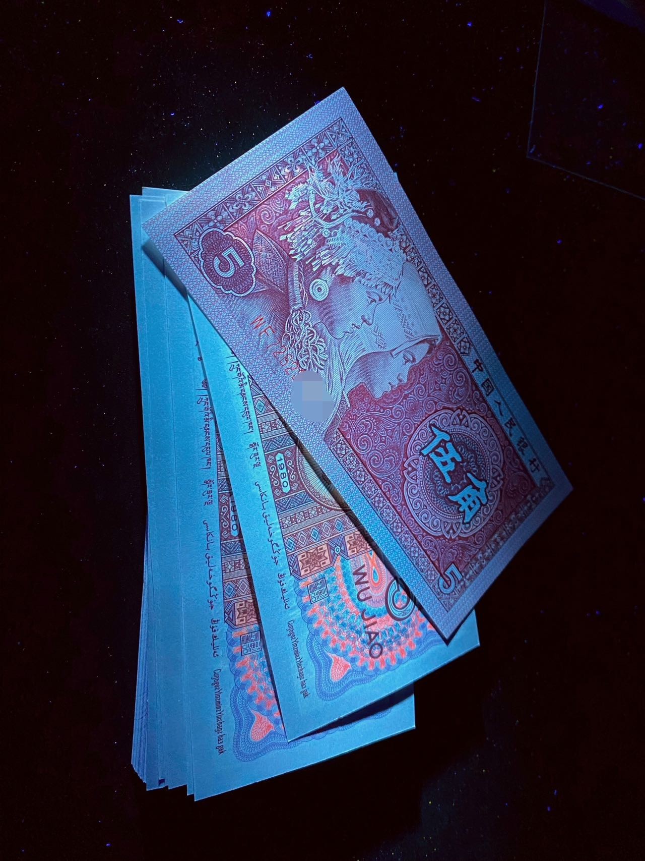 一线荧光币第349期拍场 钱坤评级8005WF7262正面最强效果的至尊双蝶姐妹花双边红， WF72623618，全程无四，评级币单张，数量有限，喜欢的一定不要错过。至尊双蝶姐妹花是8005至尊双边红细分版本，主要特征是两侧耳朵颜色亮度不同，右侧更加鲜艳。此流水还有尺寸偏大特征（宽边版）正常尺寸是125mm/58mm，宽边版尺寸为：126.3mm/59mm。超大纸张 ，喜欢的朋友一定不要错过抓紧机遇，绝品无斑无油。