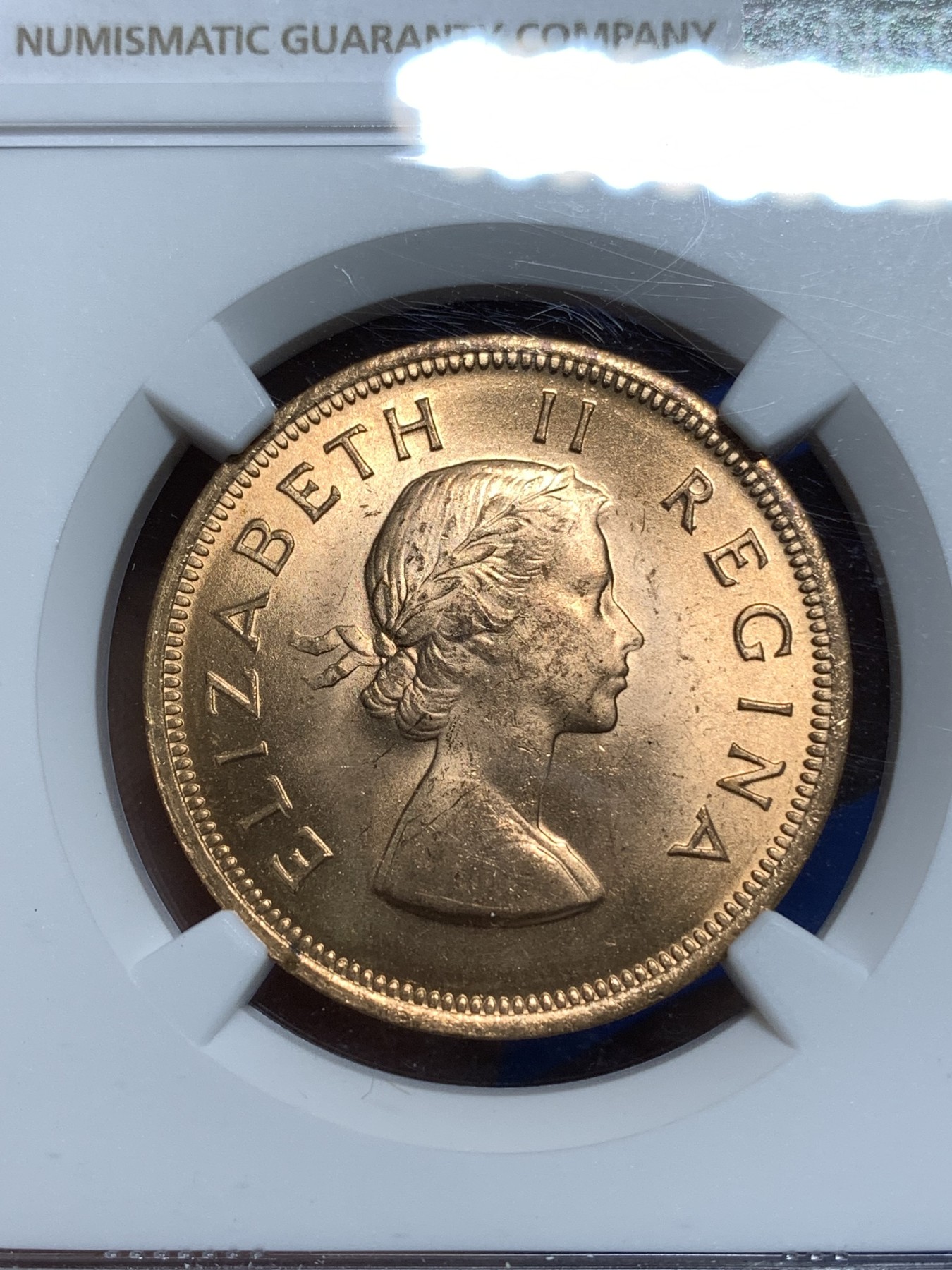 《竞宝斋》第221场-周日，周一 2场 (全场包邮) NGC-MS64 伊丽莎白二世1960年南非1便士铜币，光度好收藏一步到位