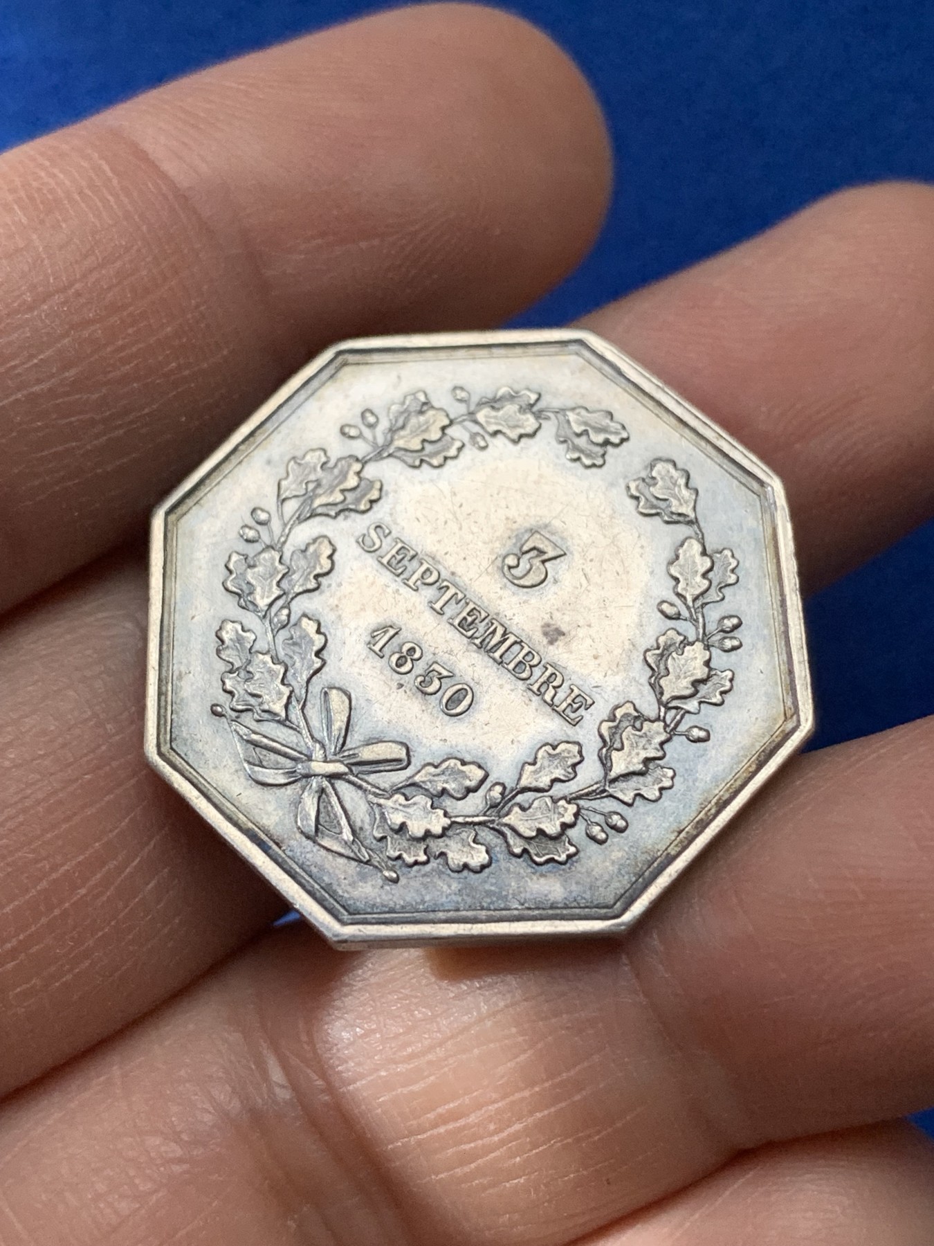 《竞宝斋》第221场-周日，周一 2场 (全场包邮) 法国1830锁匠协会八角银质代币，油灯边铭。11.2g，29.1mm