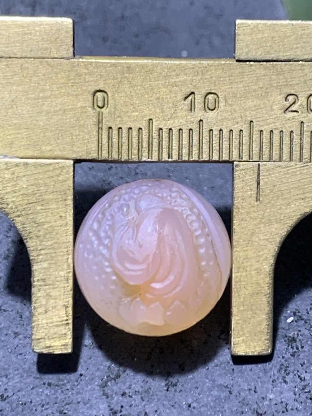 精美高玉化冰粉色亚光海洋玉髓手工俏色巧雕一心向佛珠子一个