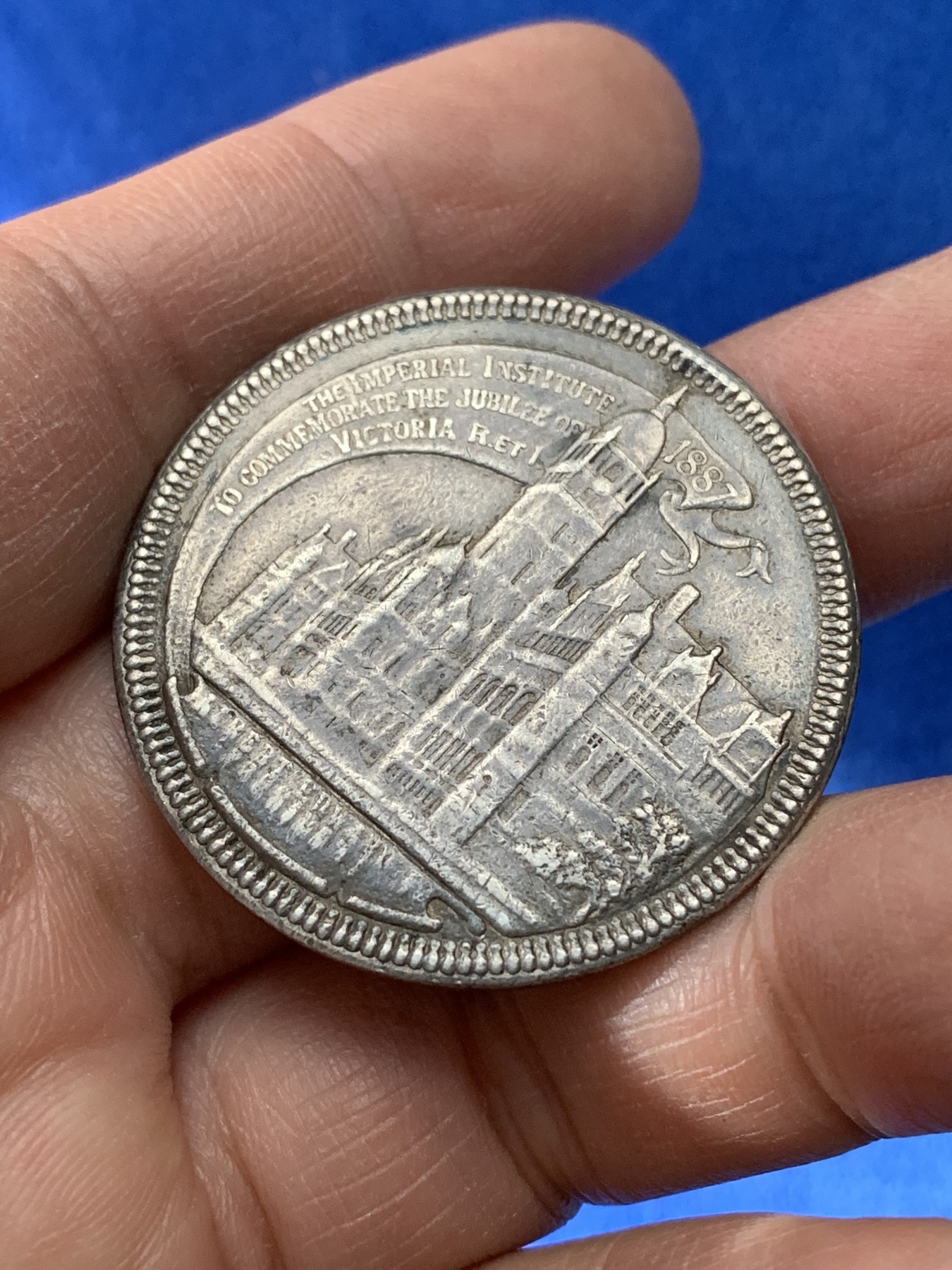 《竞宝斋》第221场-周日，周一 2场 (全场包邮) 1887年维多利亚女王金禧年帝国学院银章 38毫米 17克 细节见图