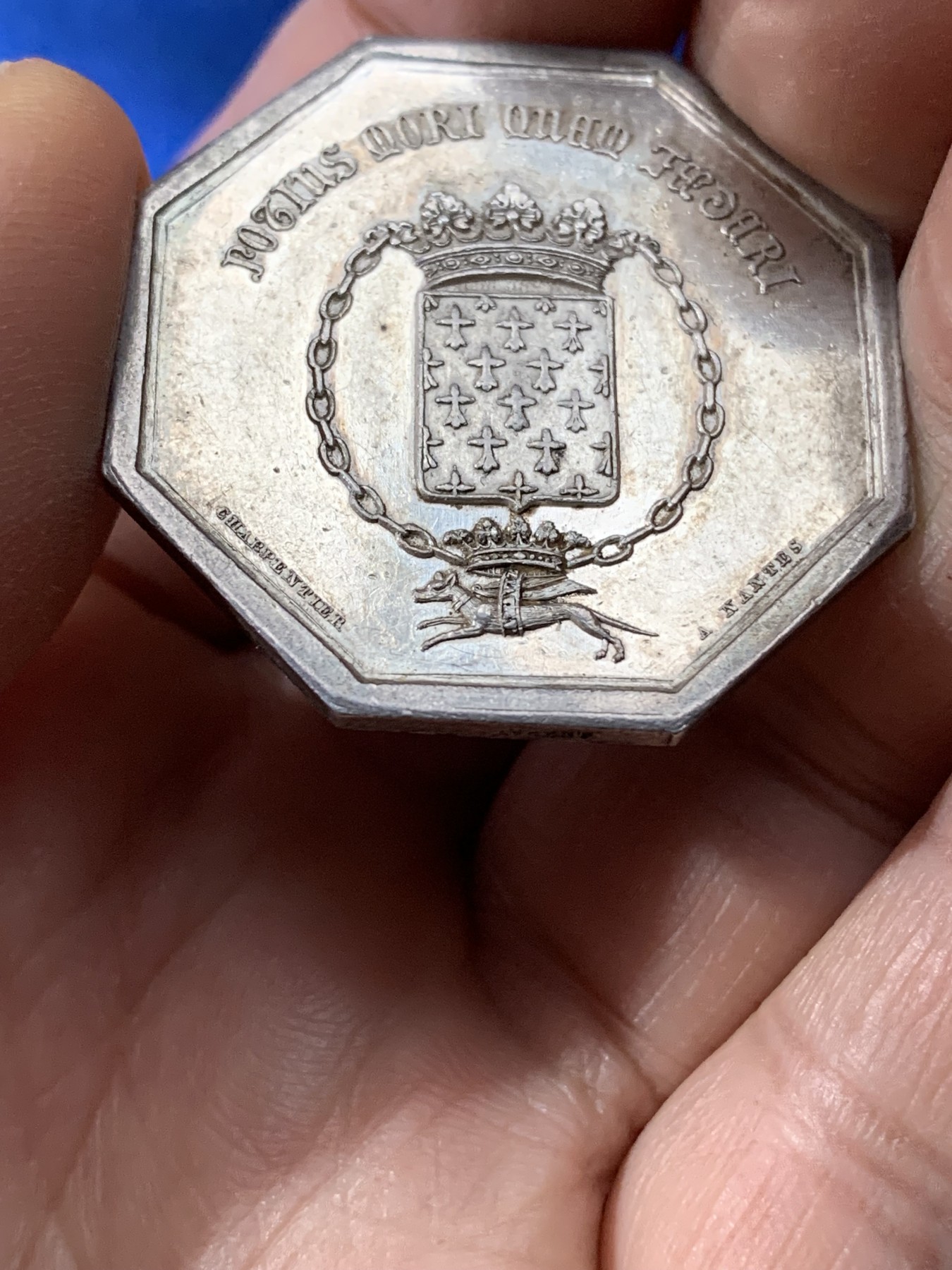 《竞宝斋》第221场-周日，周一 2场 (全场包邮) 法国1842布列塔尼保险公司八角银质代币，狗背圈圈，狗细节非常好，13.3g，34.3mm，银标