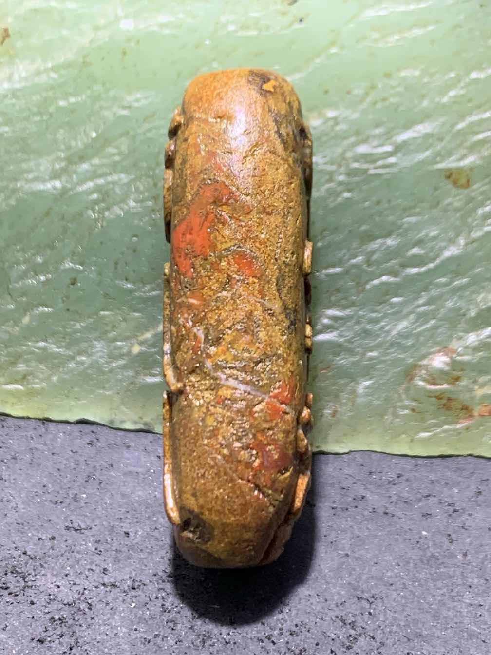 精美亚光草花纹原皮战国红玛瑙手工俏色巧雕六字箴言大勒子一颗！