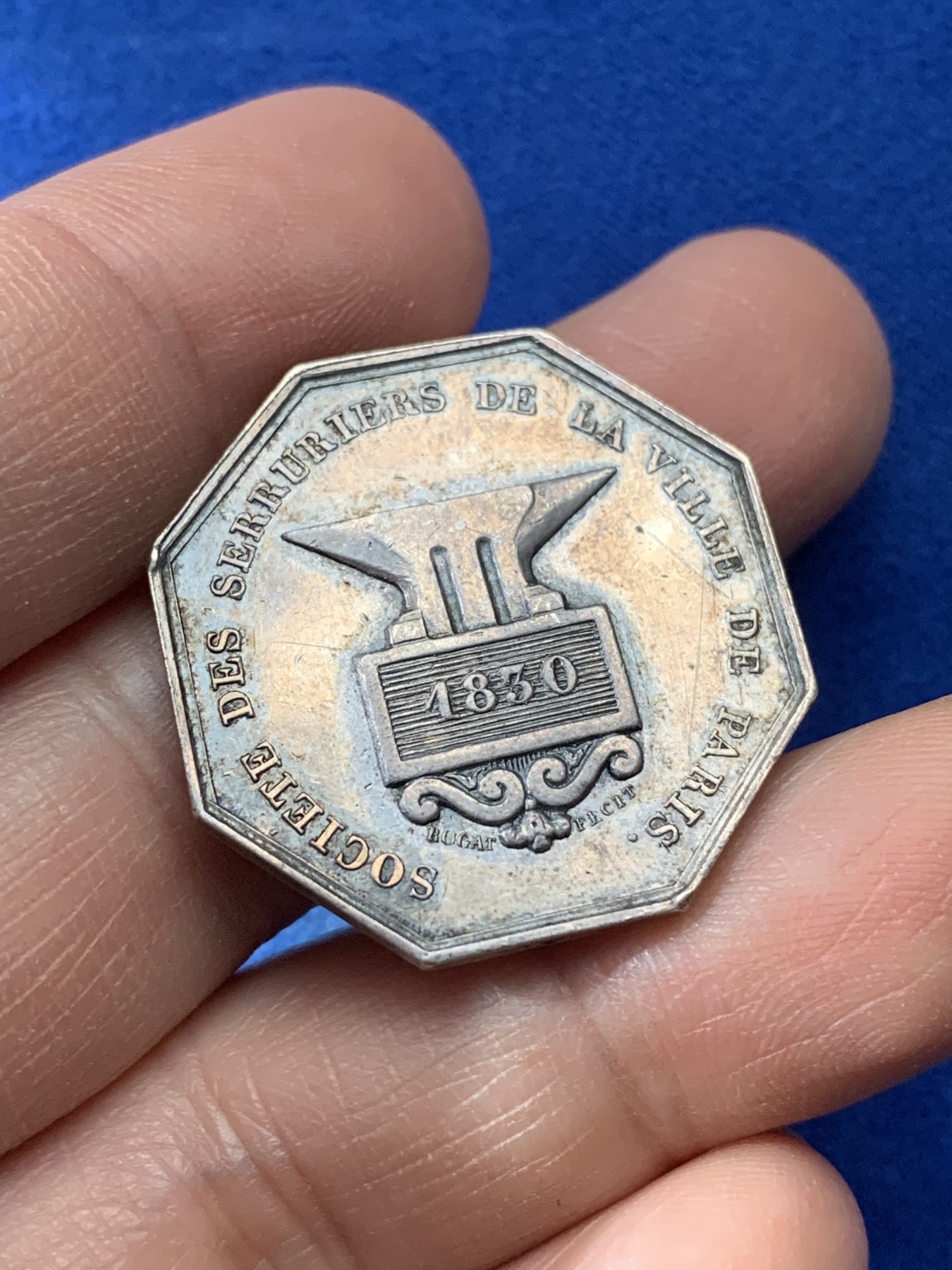 《竞宝斋》第221场-周日，周一 2场 (全场包邮) 法国1830锁匠协会八角银质代币，油灯边铭。11.2g，29.1mm