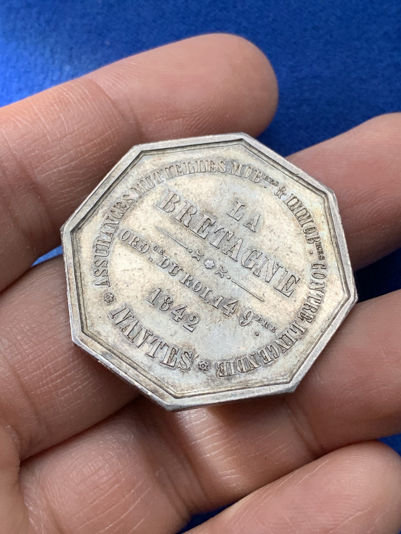 《竞宝斋》第221场-周日，周一 2场 (全场包邮) 法国1842布列塔尼保险公司八角银质代币，狗背圈圈，狗细节非常好，13.3g，34.3mm，银标