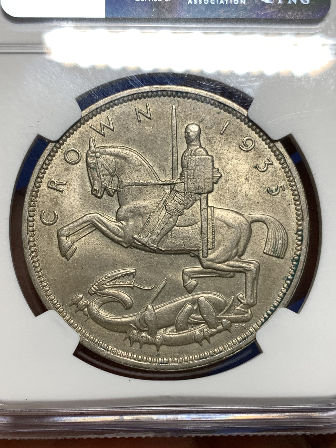 《竞宝斋》第221场-周日，周一 2场 (全场包邮) NGC-MS63 英国1935年乔治五世1克朗木马剑大银币，原汁原味极美黄油彩老包浆，状态不错。