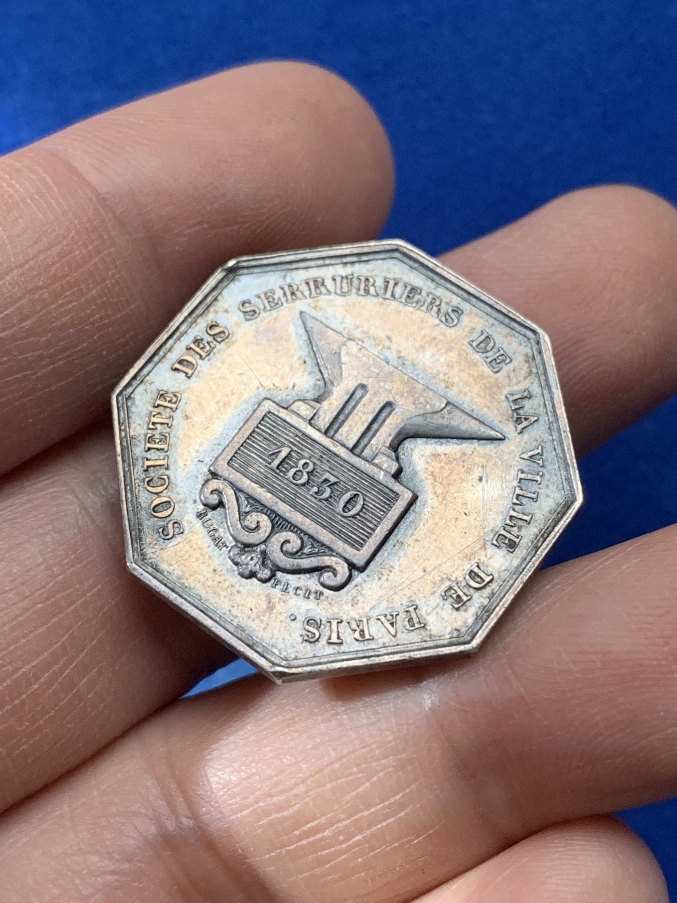 《竞宝斋》第221场-周日，周一 2场 (全场包邮) 法国1830锁匠协会八角银质代币，油灯边铭。11.2g，29.1mm