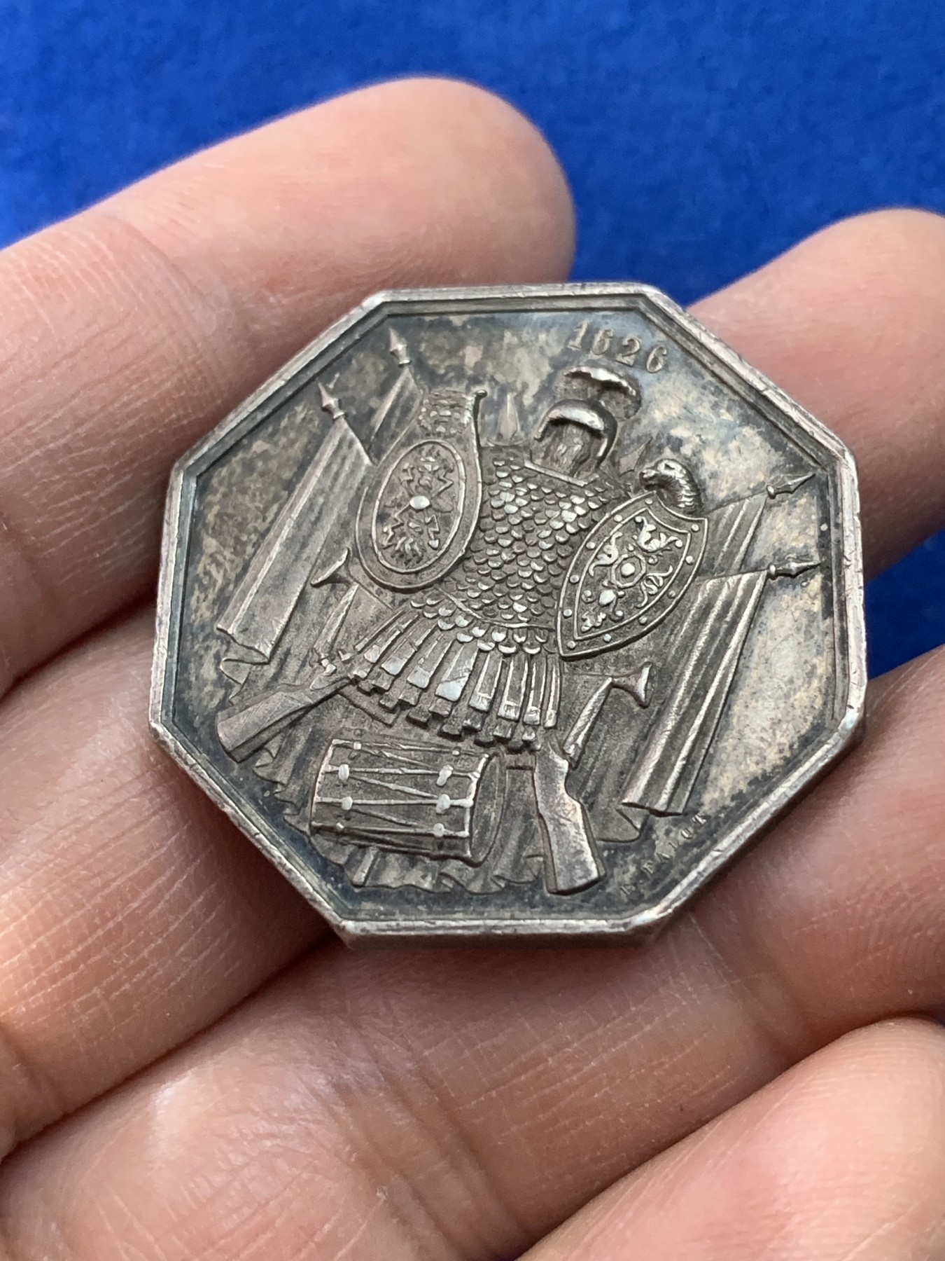 《竞宝斋》第221场-周日，周一 2场 (全场包邮) 法国步枪协会银章 稀有八角银质代币 33.7毫米 22.5克 边铭丰饶角1argent 盔甲粒粒可见