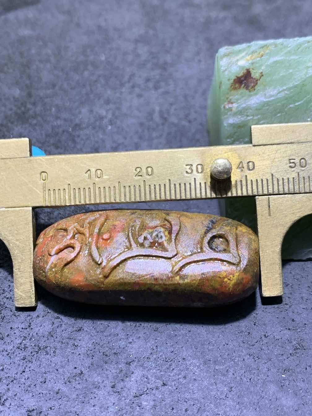 精美亚光草花纹原皮战国红玛瑙手工俏色巧雕六字箴言大勒子一颗！