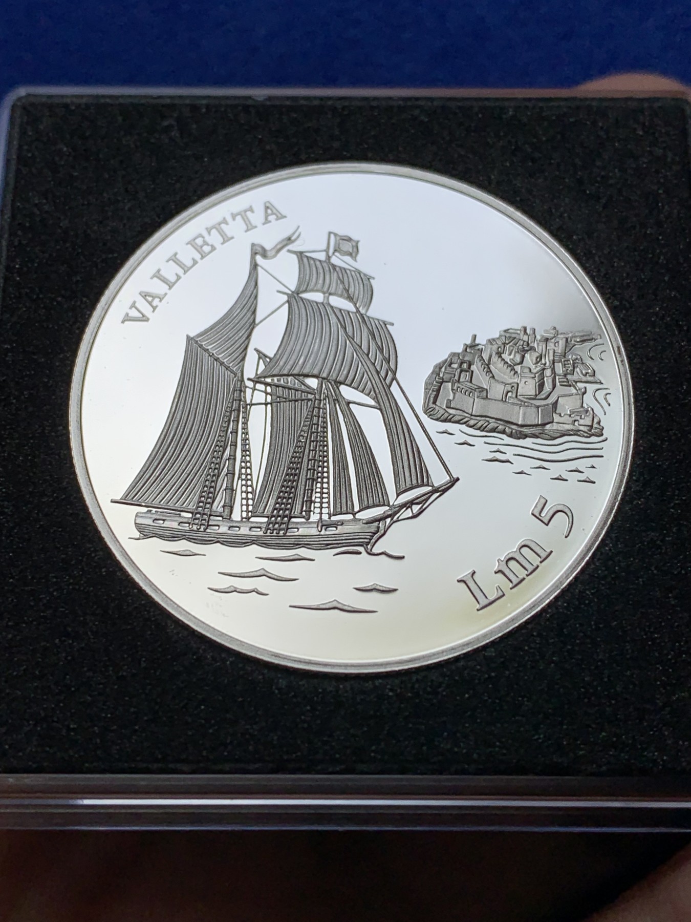 《竞宝斋》第221场-周日，周一 2场 (全场包邮) 马耳他1994年瓦莱塔战船精制银币-5元(1盎司，书价150美金)