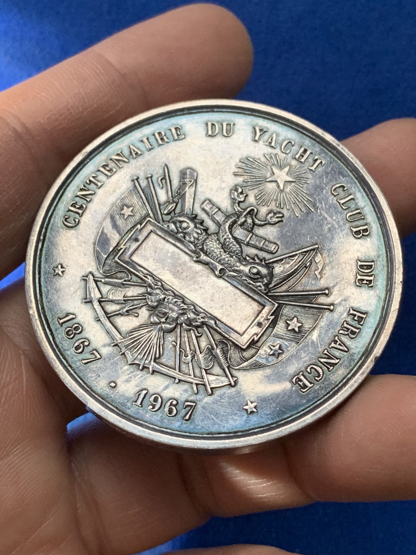 《竞宝斋》第221场-周日，周一 2场 (全场包邮) 法国游艇俱乐部百年纪念镀银铜章 50.6毫米 71克 边铭丰饶角Bronze