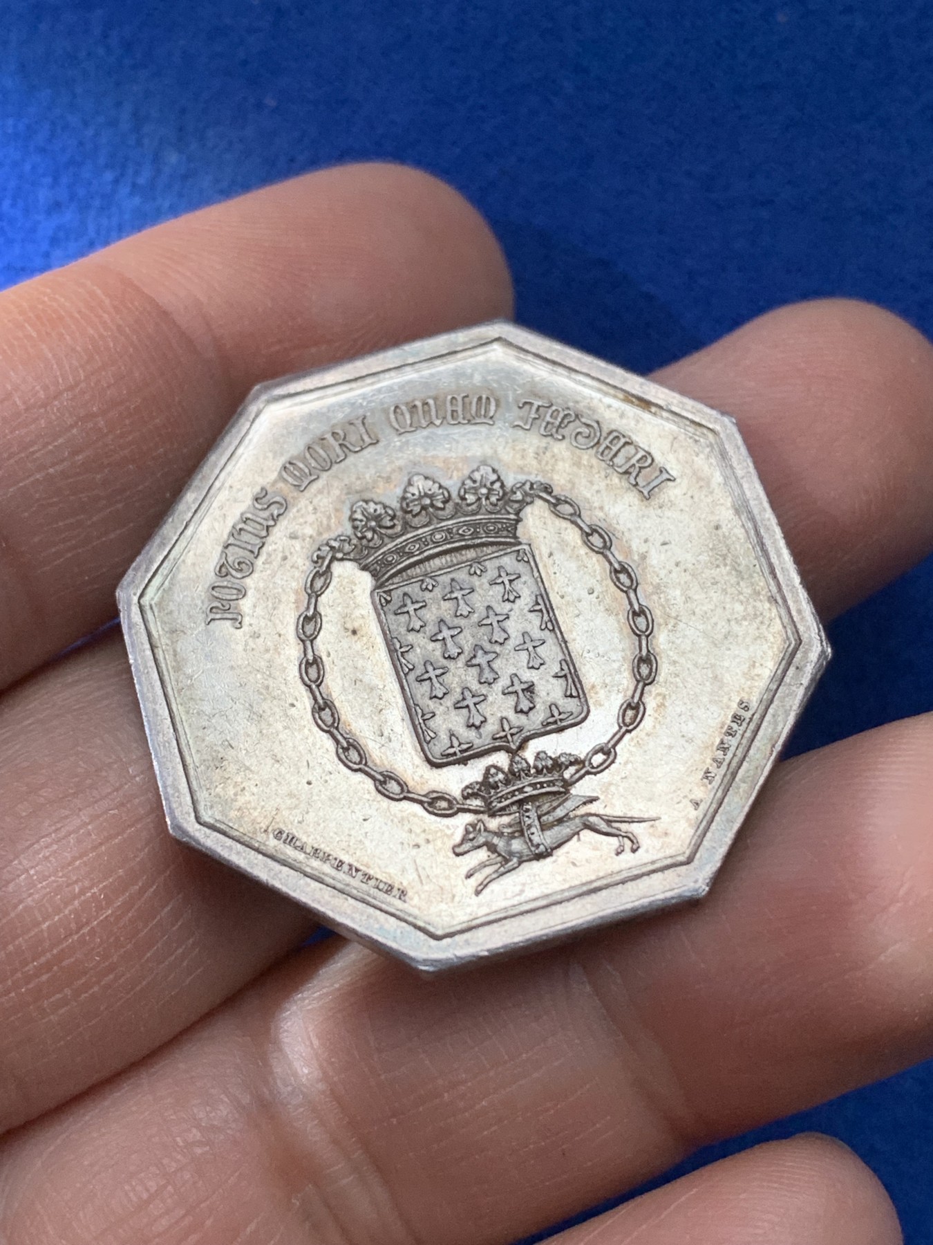 《竞宝斋》第221场-周日，周一 2场 (全场包邮) 法国1842布列塔尼保险公司八角银质代币，狗背圈圈，狗细节非常好，13.3g，34.3mm，银标