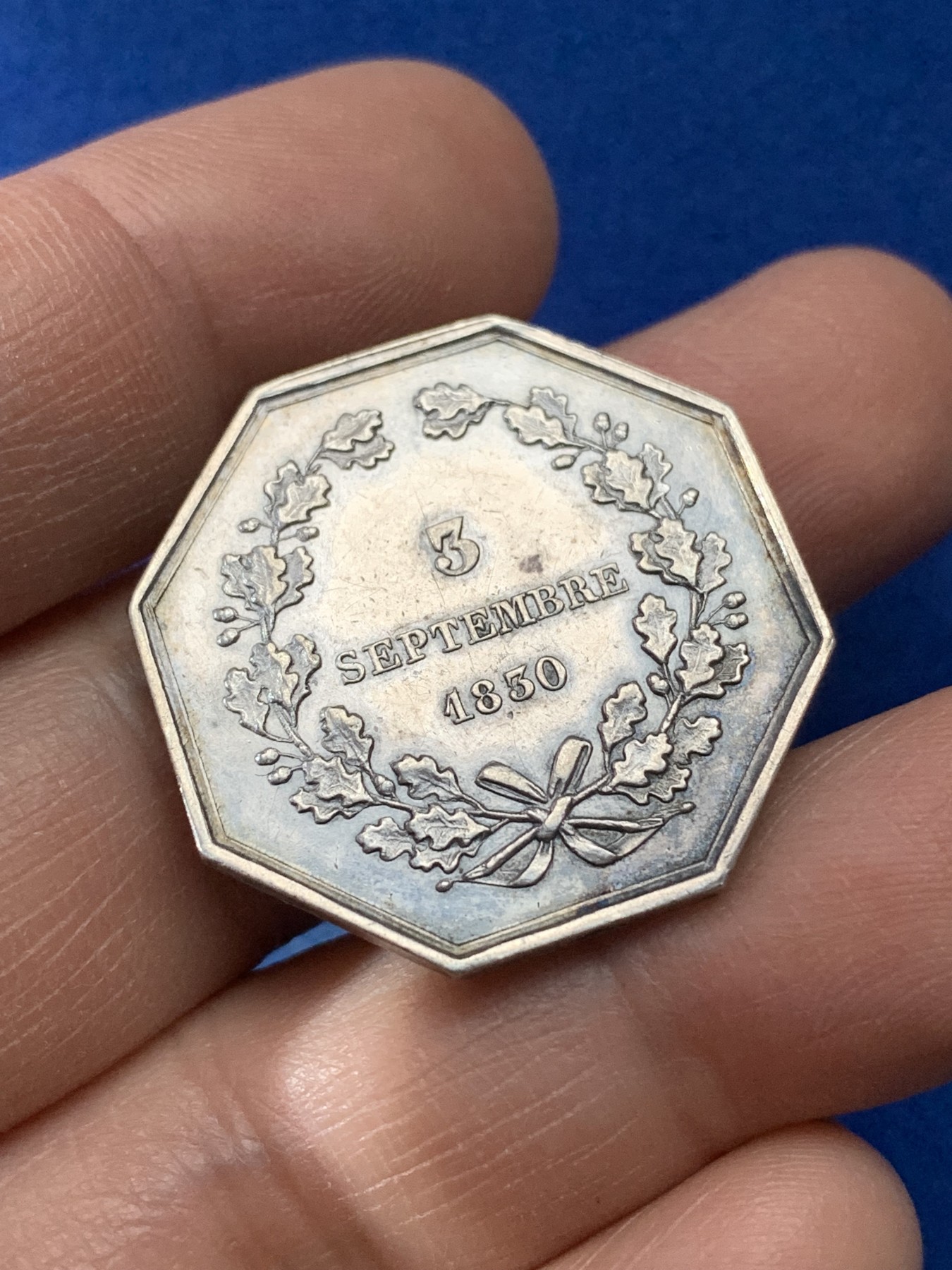 《竞宝斋》第221场-周日，周一 2场 (全场包邮) 法国1830锁匠协会八角银质代币，油灯边铭。11.2g，29.1mm