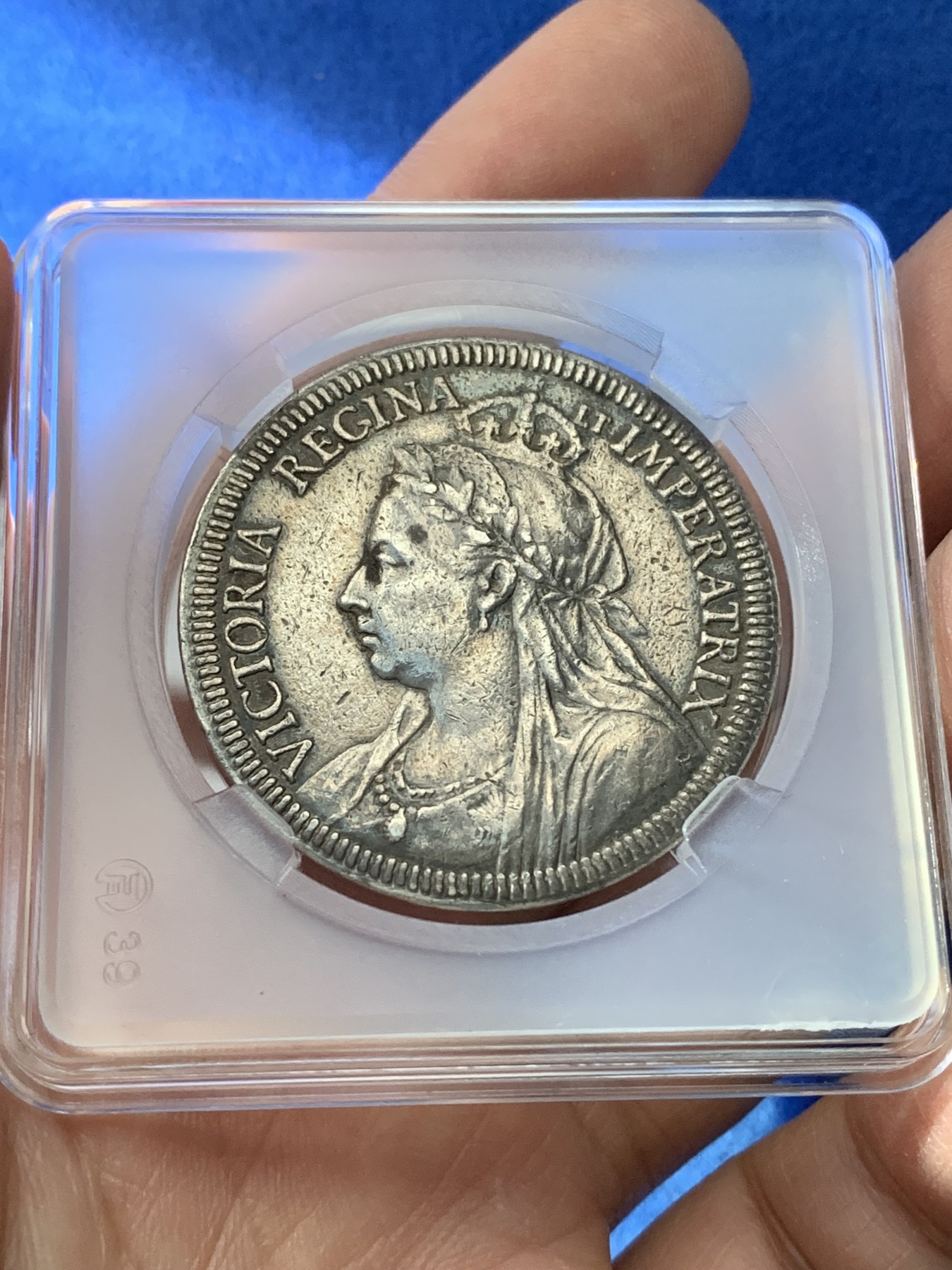 《竞宝斋》第221场-周日，周一 2场 (全场包邮) 1887年维多利亚女王金禧年帝国学院银章 38毫米 17克 细节见图