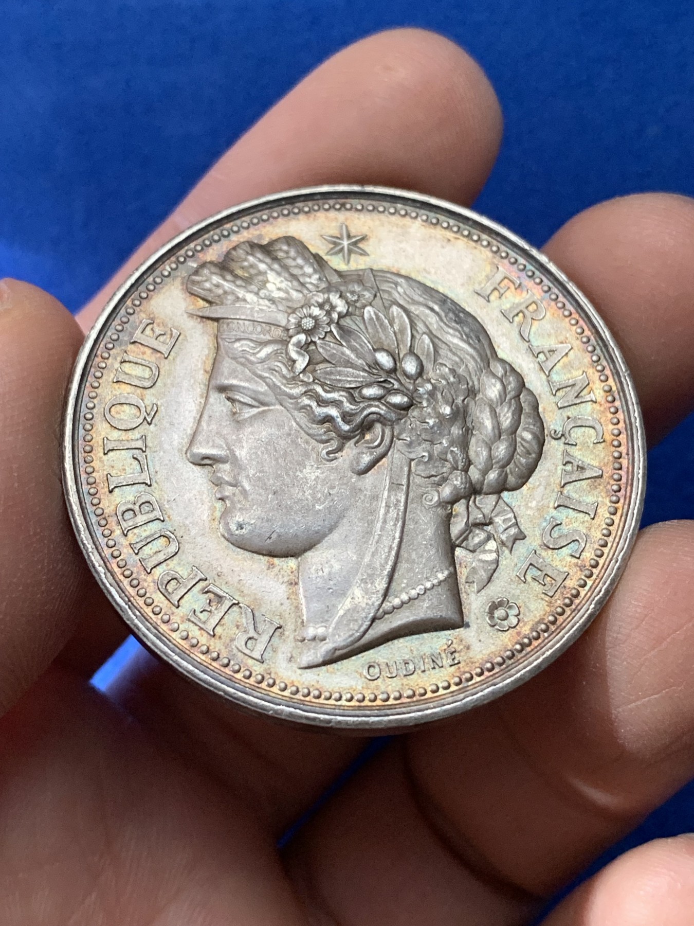 《竞宝斋》第221场-周日，周一 2场 (全场包邮) 法国1886年法兰西第三共和国 教育题材银章 直径41.5mm 39.1克 丰饶角边铭银标 未流通状态 五彩包浆