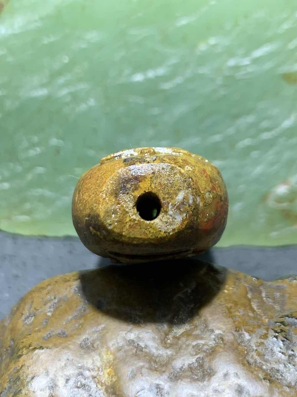 精美亚光草花纹原皮战国红玛瑙手工俏色巧雕六字箴言大勒子一颗！