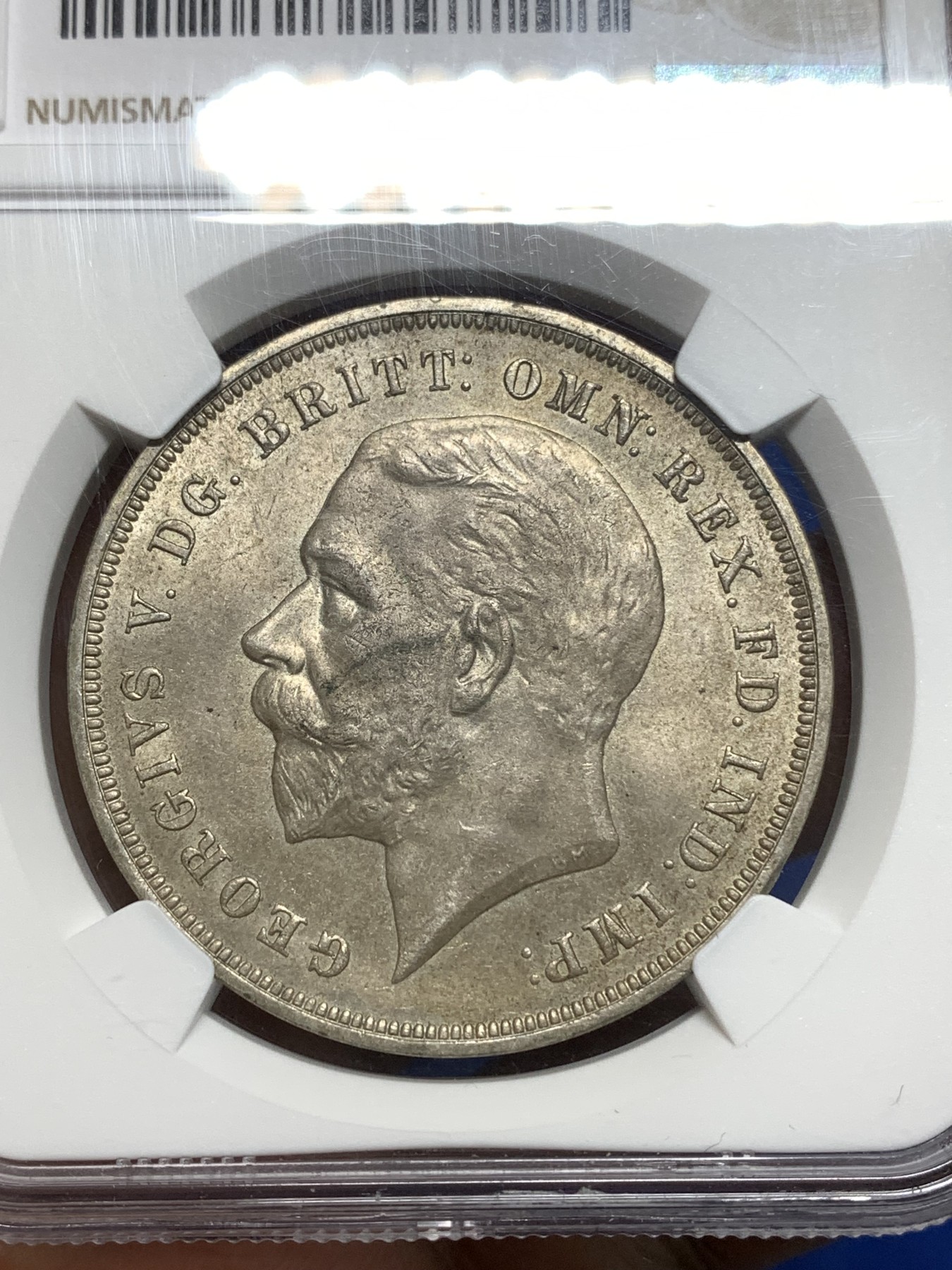 《竞宝斋》第221场-周日，周一 2场 (全场包邮) NGC-MS63 英国1935年乔治五世1克朗木马剑大银币，原汁原味极美黄油彩老包浆，状态不错。