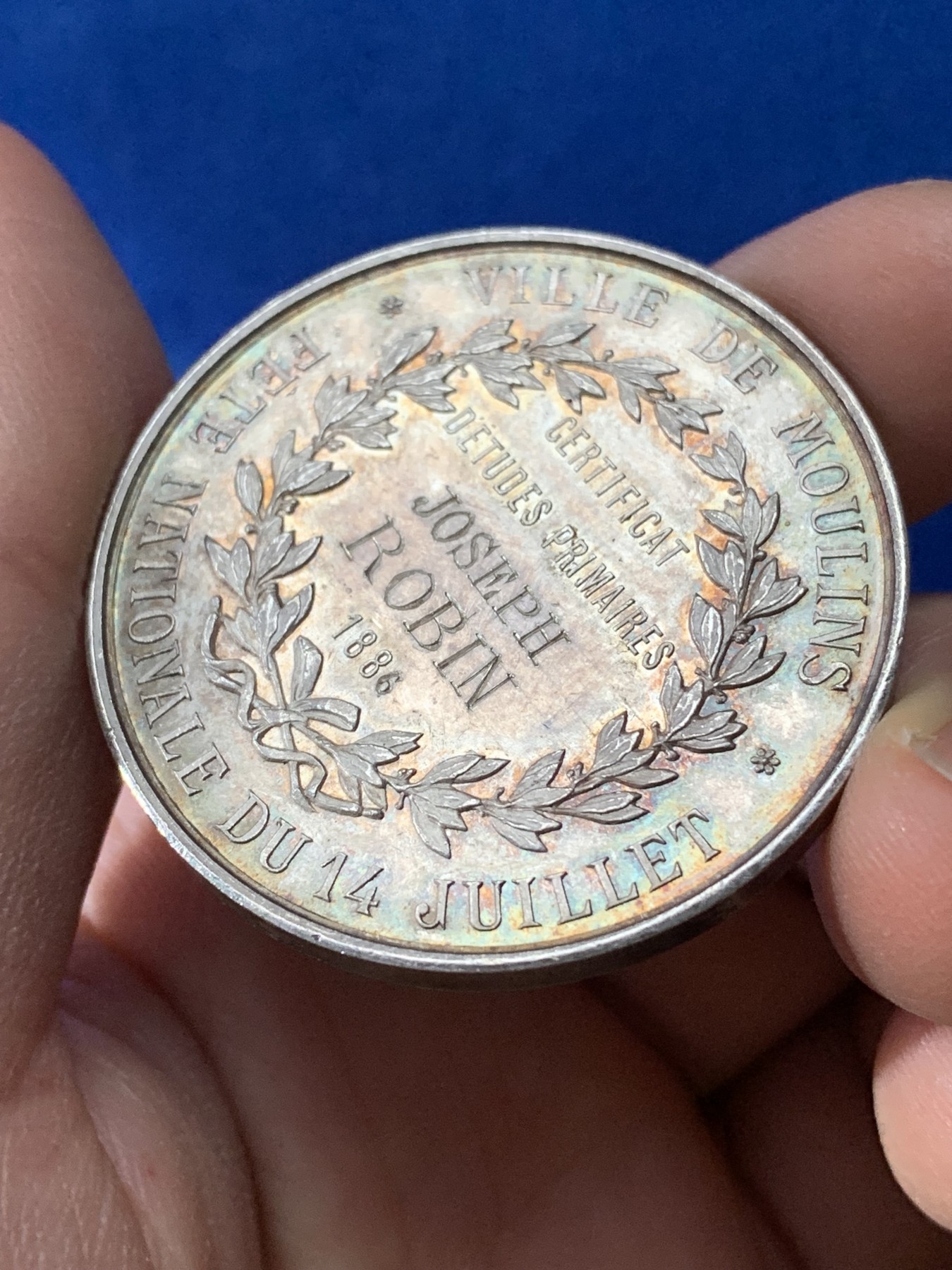 《竞宝斋》第221场-周日，周一 2场 (全场包邮) 法国1886年法兰西第三共和国 教育题材银章 直径41.5mm 39.1克 丰饶角边铭银标 未流通状态 五彩包浆