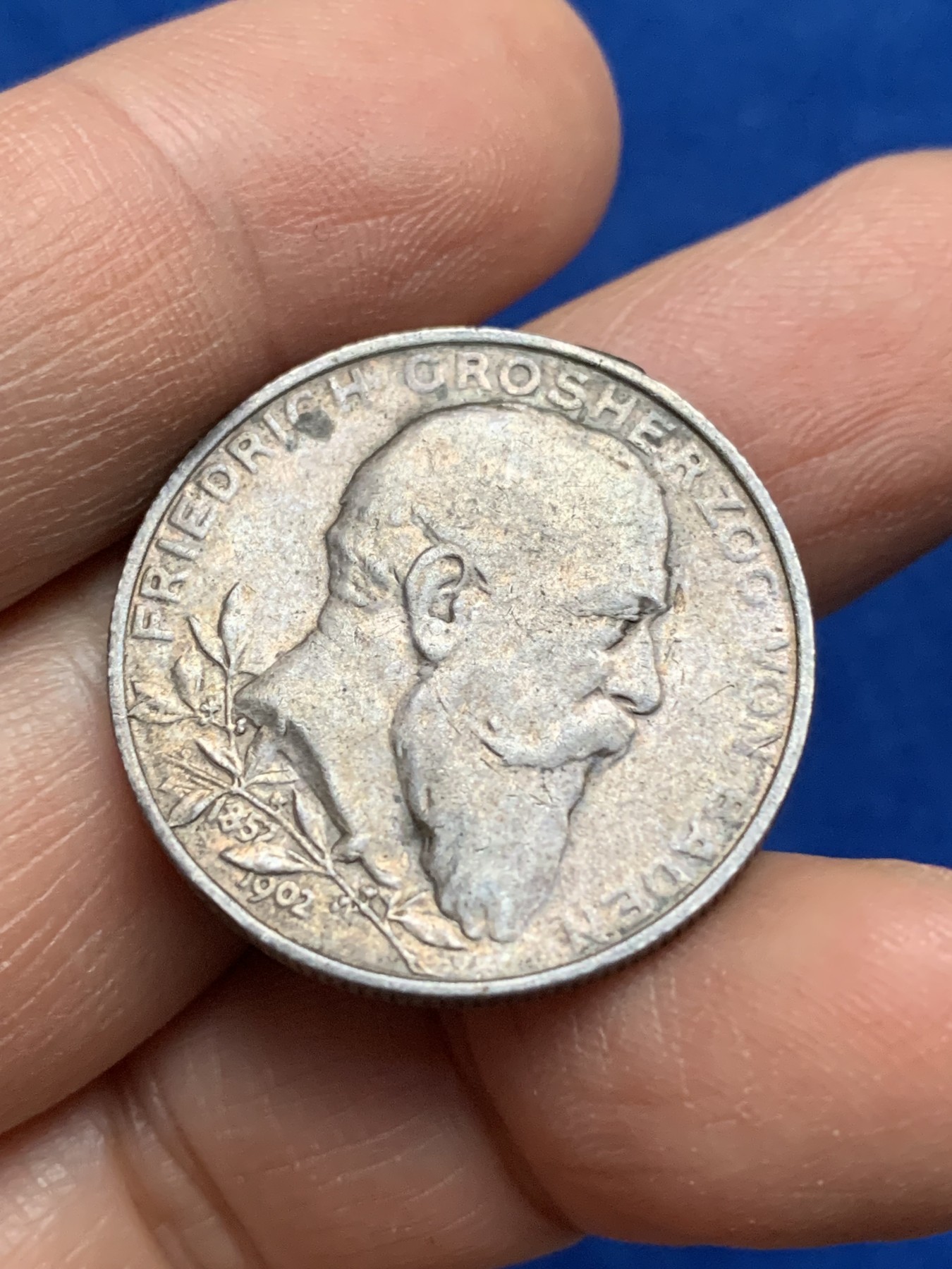 《竞宝斋》第221场-周日，周一 2场 (全场包邮) 德国1902橄榄枝巴登2马克银币 最上方有焊接项链痕迹