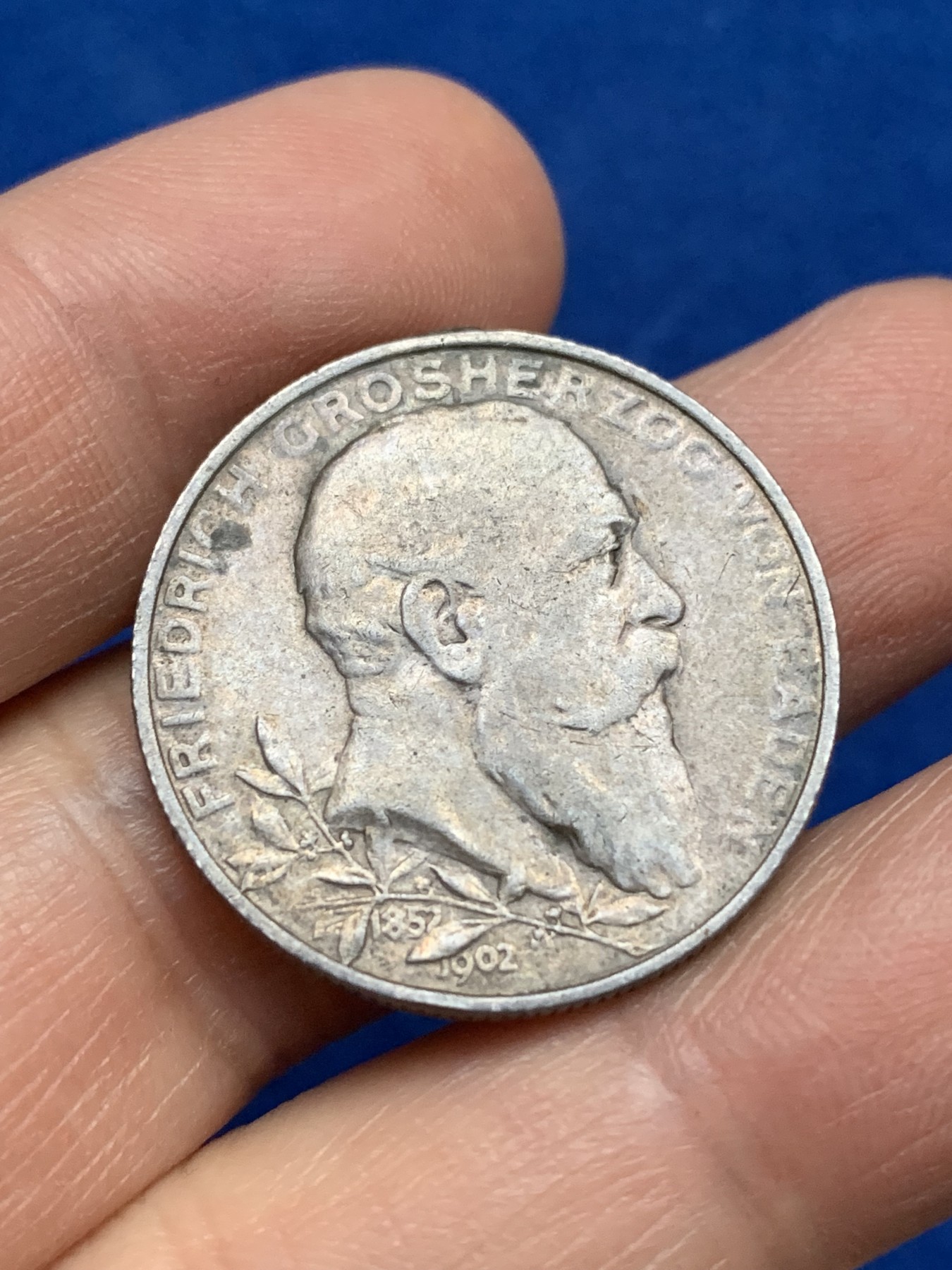 《竞宝斋》第221场-周日，周一 2场 (全场包邮) 德国1902橄榄枝巴登2马克银币 最上方有焊接项链痕迹