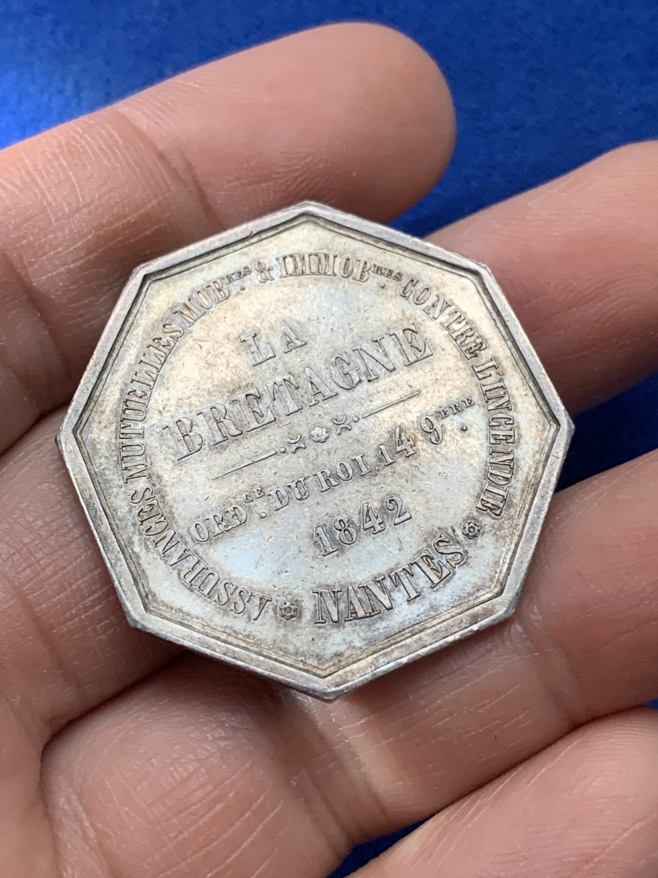 《竞宝斋》第221场-周日，周一 2场 (全场包邮) 法国1842布列塔尼保险公司八角银质代币，狗背圈圈，狗细节非常好，13.3g，34.3mm，银标
