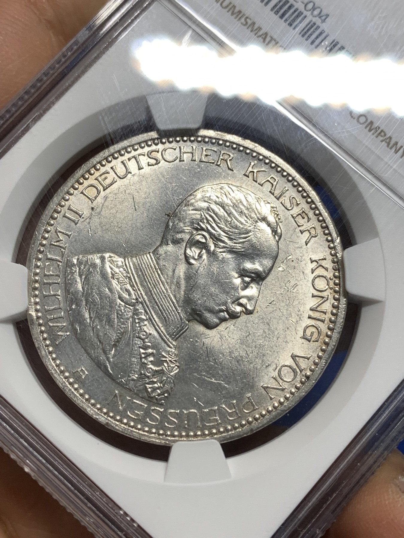 《竞宝斋》第221场-周日，周一 2场 (全场包邮) NGC-AU58 德国1913年普鲁士王国威廉二世戎装像5马克纪念银币，状态极佳，低评，状态和品质不输MS级品质，获得更高的评分数目才区区227枚。