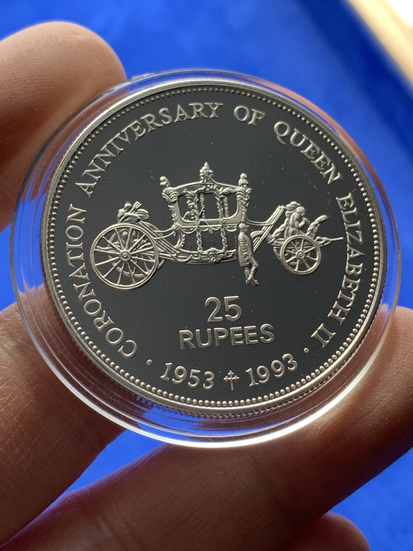 《竞宝斋》第221场-周日，周一 2场 (全场包邮) 塞舌尔群岛1993年伊丽莎白二世登基40周年精制纪念银币-25卢比 (1盎司)