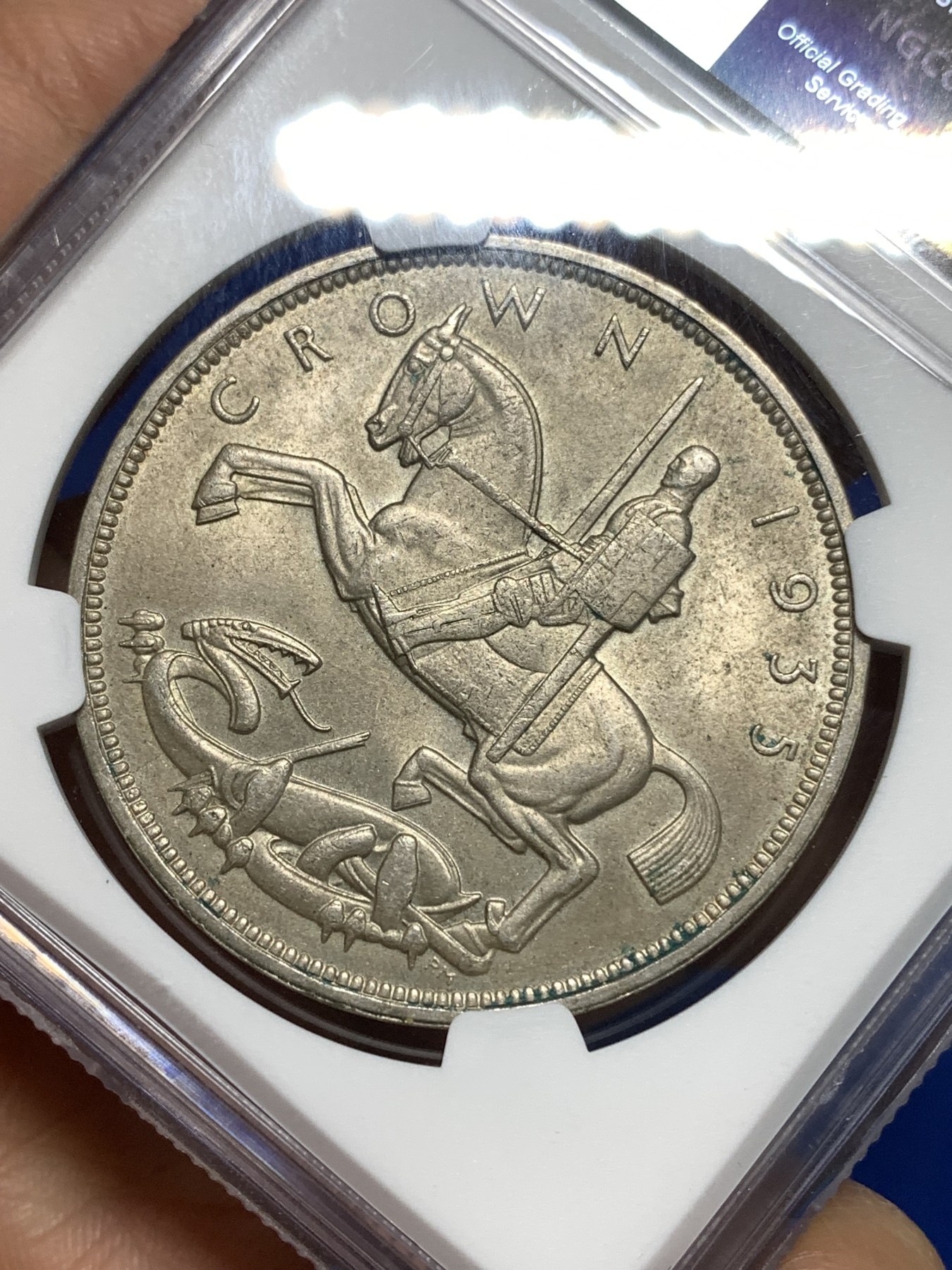 《竞宝斋》第221场-周日，周一 2场 (全场包邮) NGC-MS63 英国1935年乔治五世1克朗木马剑大银币，原汁原味极美黄油彩老包浆，状态不错。