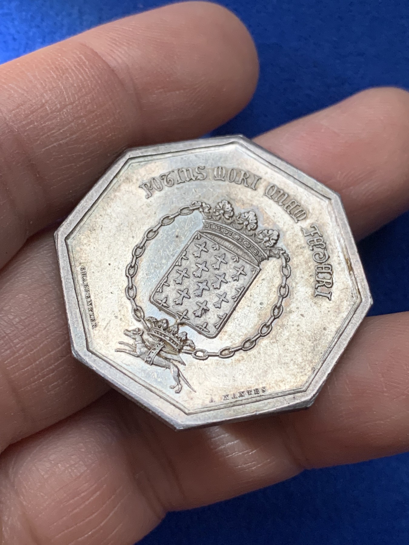 《竞宝斋》第221场-周日，周一 2场 (全场包邮) 法国1842布列塔尼保险公司八角银质代币，狗背圈圈，狗细节非常好，13.3g，34.3mm，银标