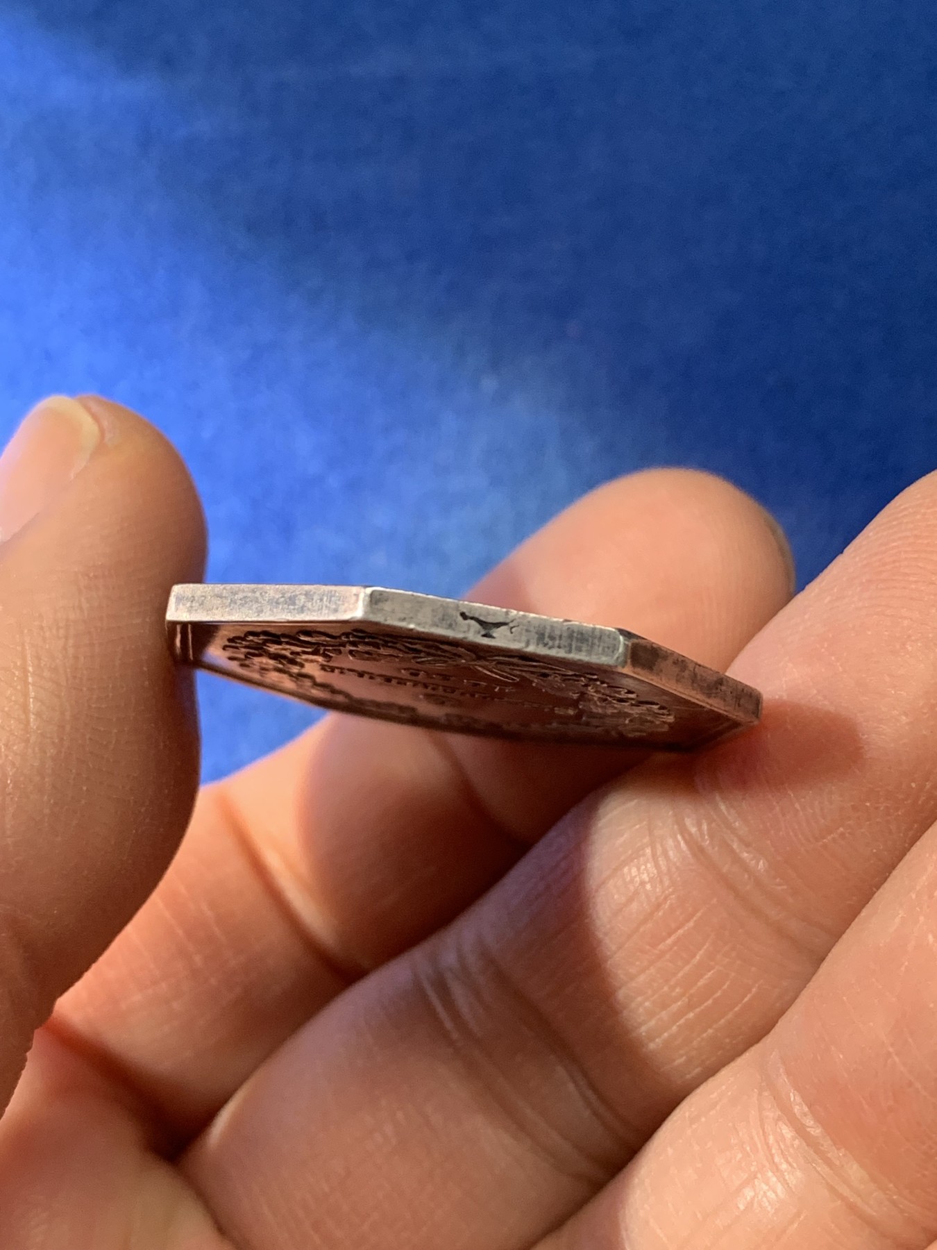 《竞宝斋》第221场-周日，周一 2场 (全场包邮) 法国1830锁匠协会八角银质代币，油灯边铭。11.2g，29.1mm