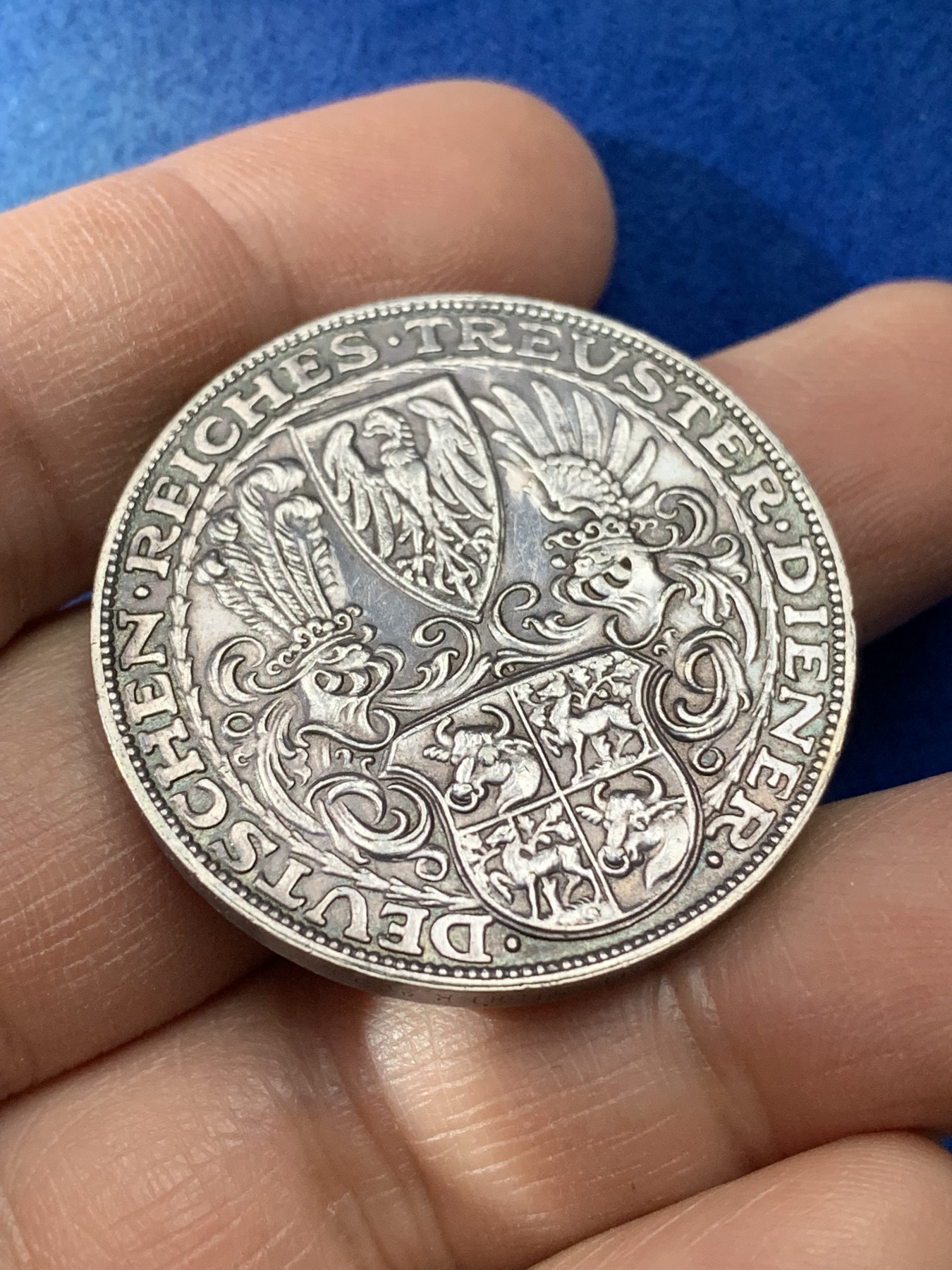 《竞宝斋》第221场-周日，周一 2场 (全场包邮) 德国卡尔.哥茨1927年兴登堡总统80大寿5马克银币 币形章