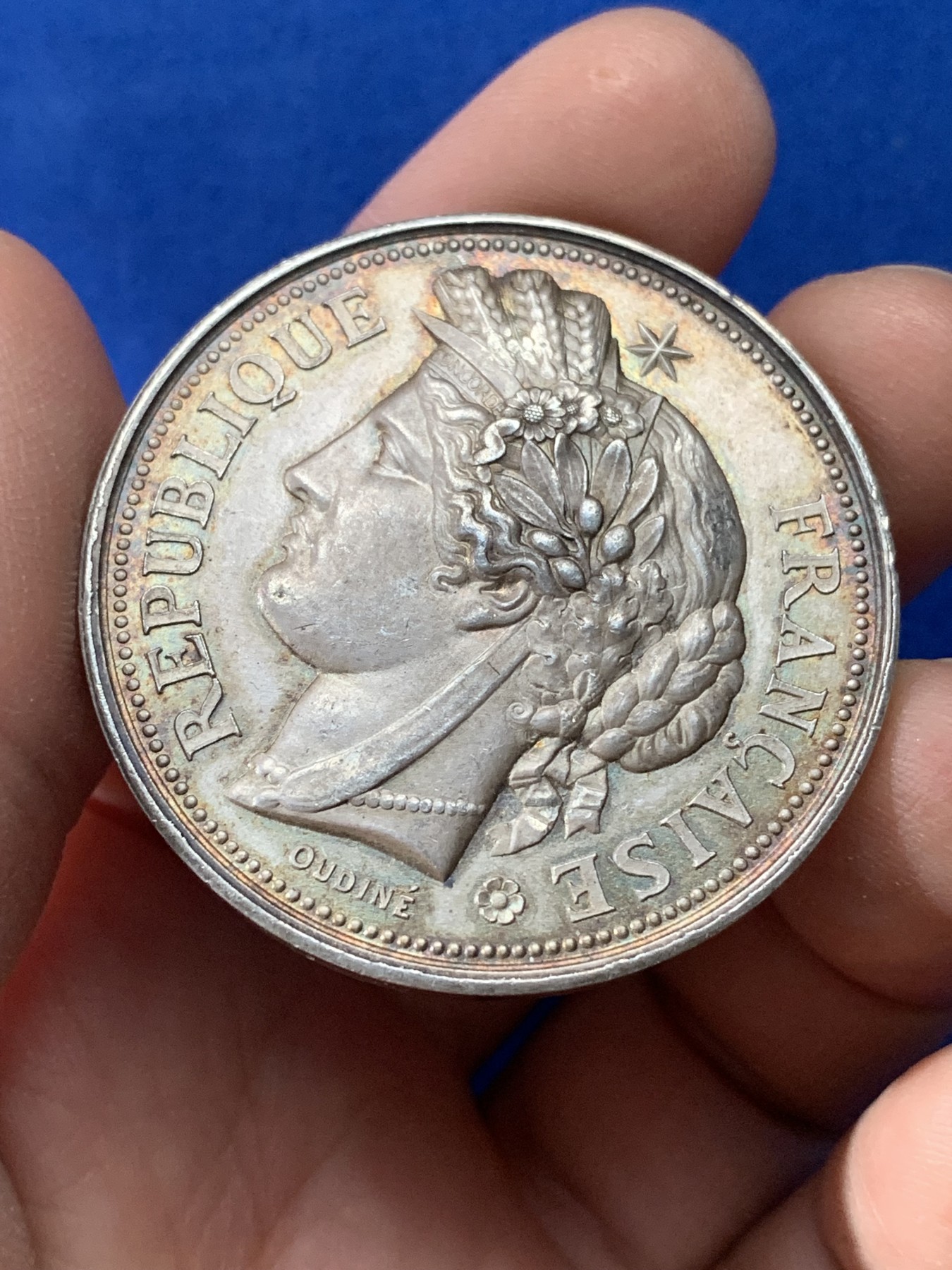 《竞宝斋》第221场-周日，周一 2场 (全场包邮) 法国1886年法兰西第三共和国 教育题材银章 直径41.5mm 39.1克 丰饶角边铭银标 未流通状态 五彩包浆