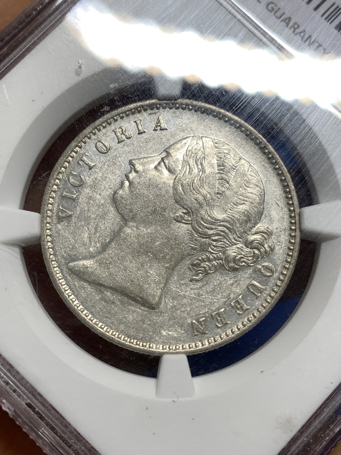 《竞宝斋》第221场-周日，周一 2场 (全场包邮) NGC AUD 英属印度1840年维多利亚女王双辫1卢比银币