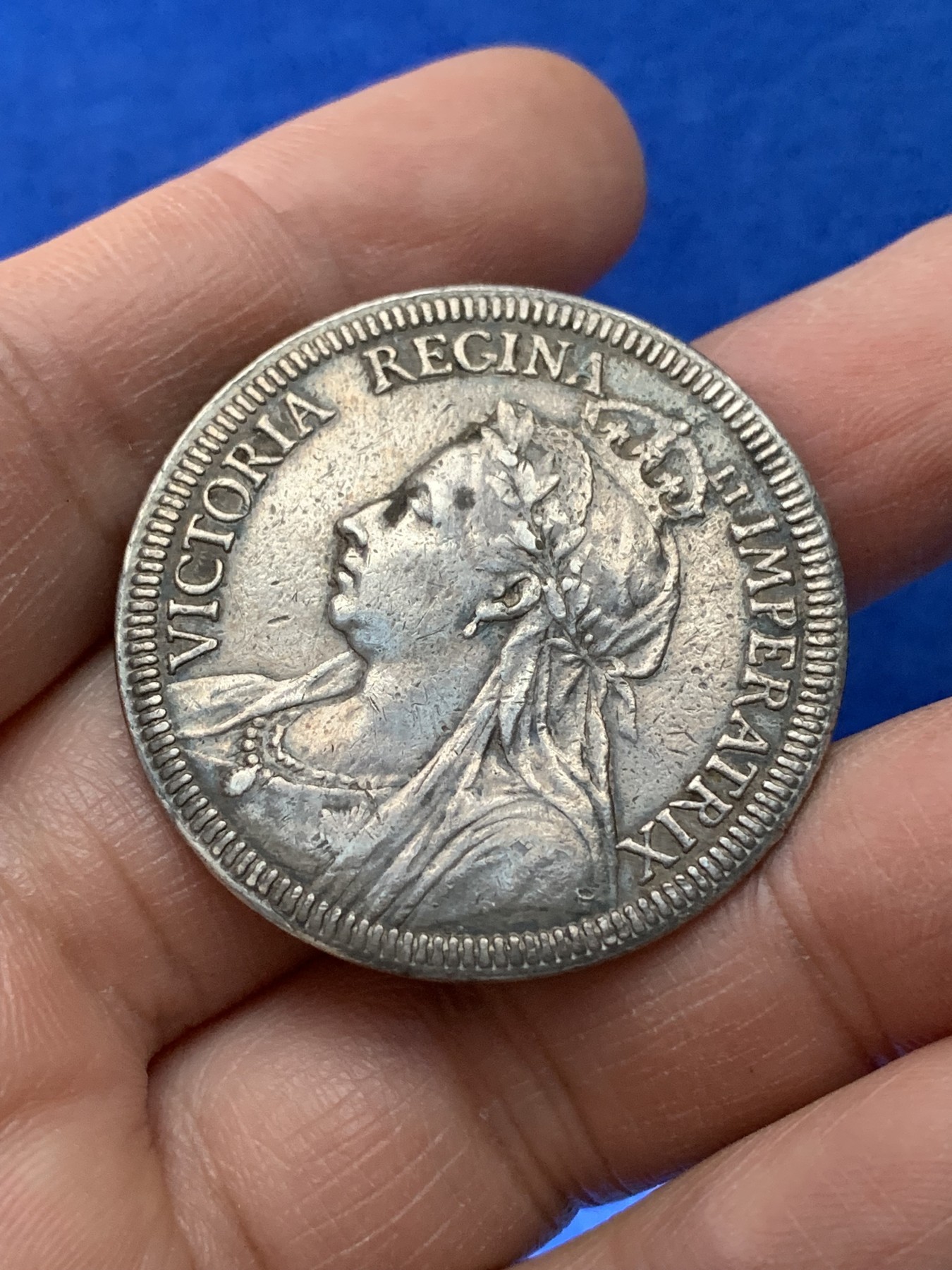 《竞宝斋》第221场-周日，周一 2场 (全场包邮) 1887年维多利亚女王金禧年帝国学院银章 38毫米 17克 细节见图