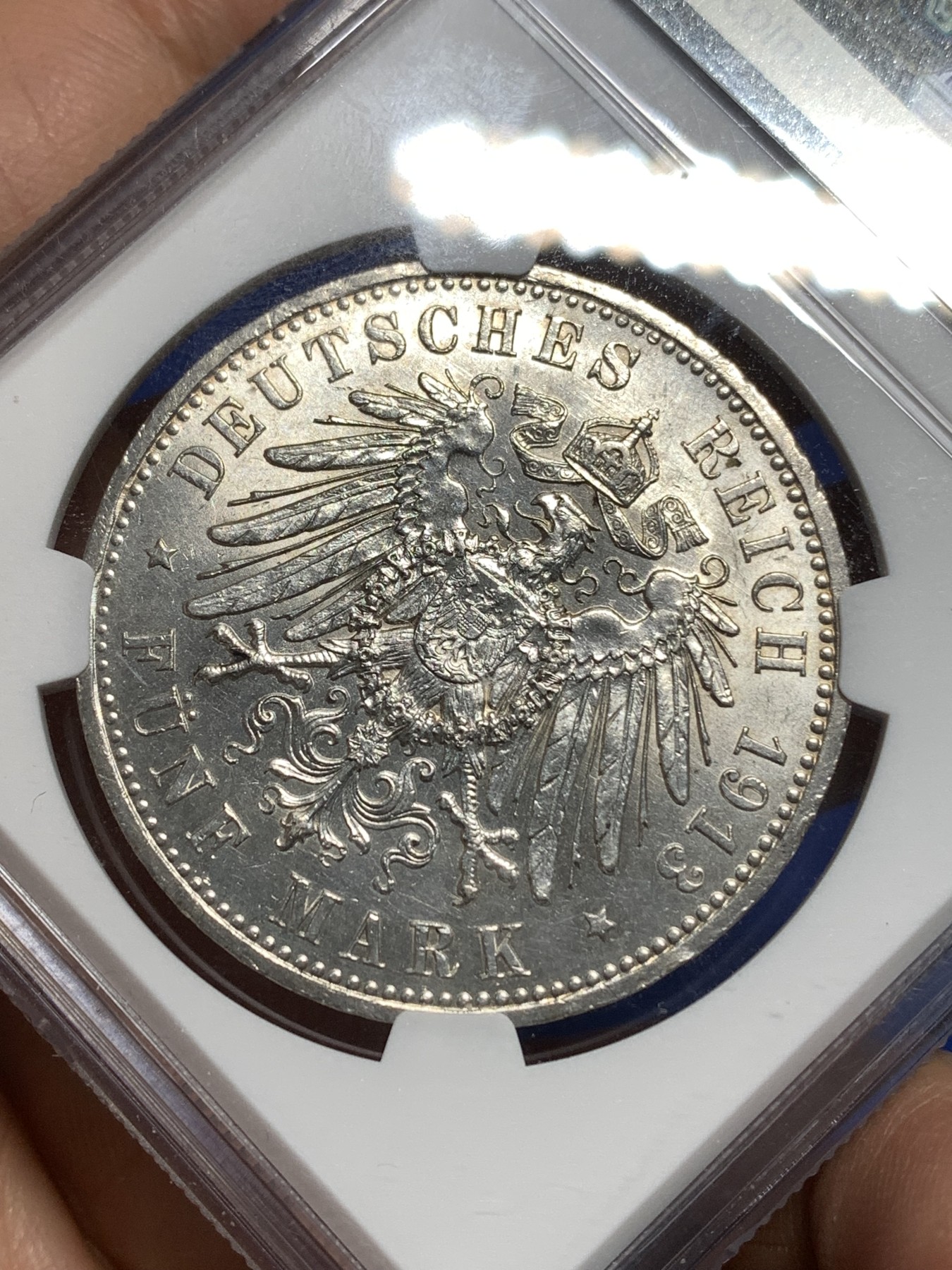 《竞宝斋》第221场-周日，周一 2场 (全场包邮) NGC-AU58 德国1913年普鲁士王国威廉二世戎装像5马克纪念银币，状态极佳，低评，状态和品质不输MS级品质，获得更高的评分数目才区区227枚。