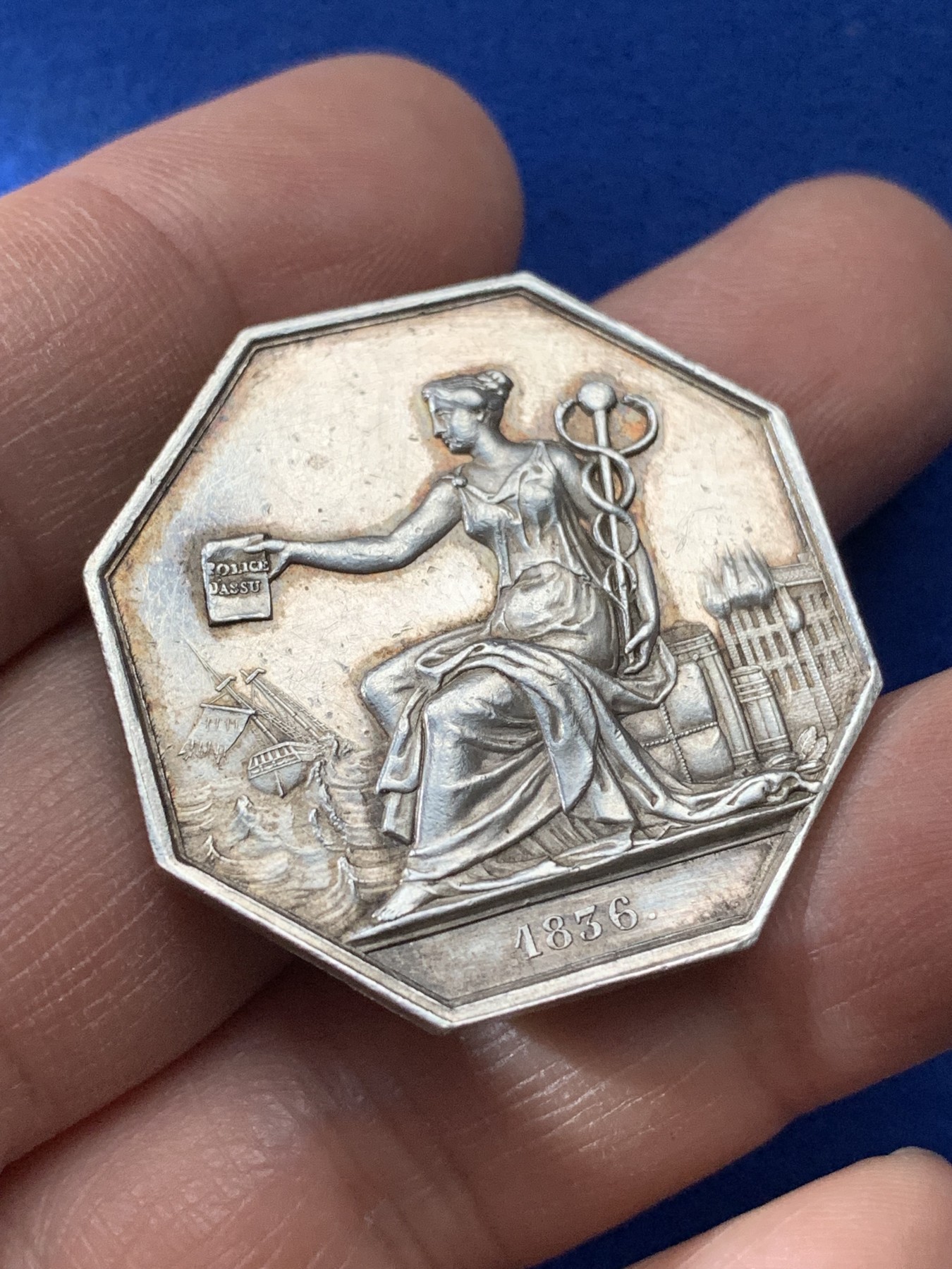 《竞宝斋》第221场-周日，周一 2场 (全场包邮) 法国1836女神八角银质代币，17.8g，34.6mm，神灯边铭，规格挺大，细节丰富