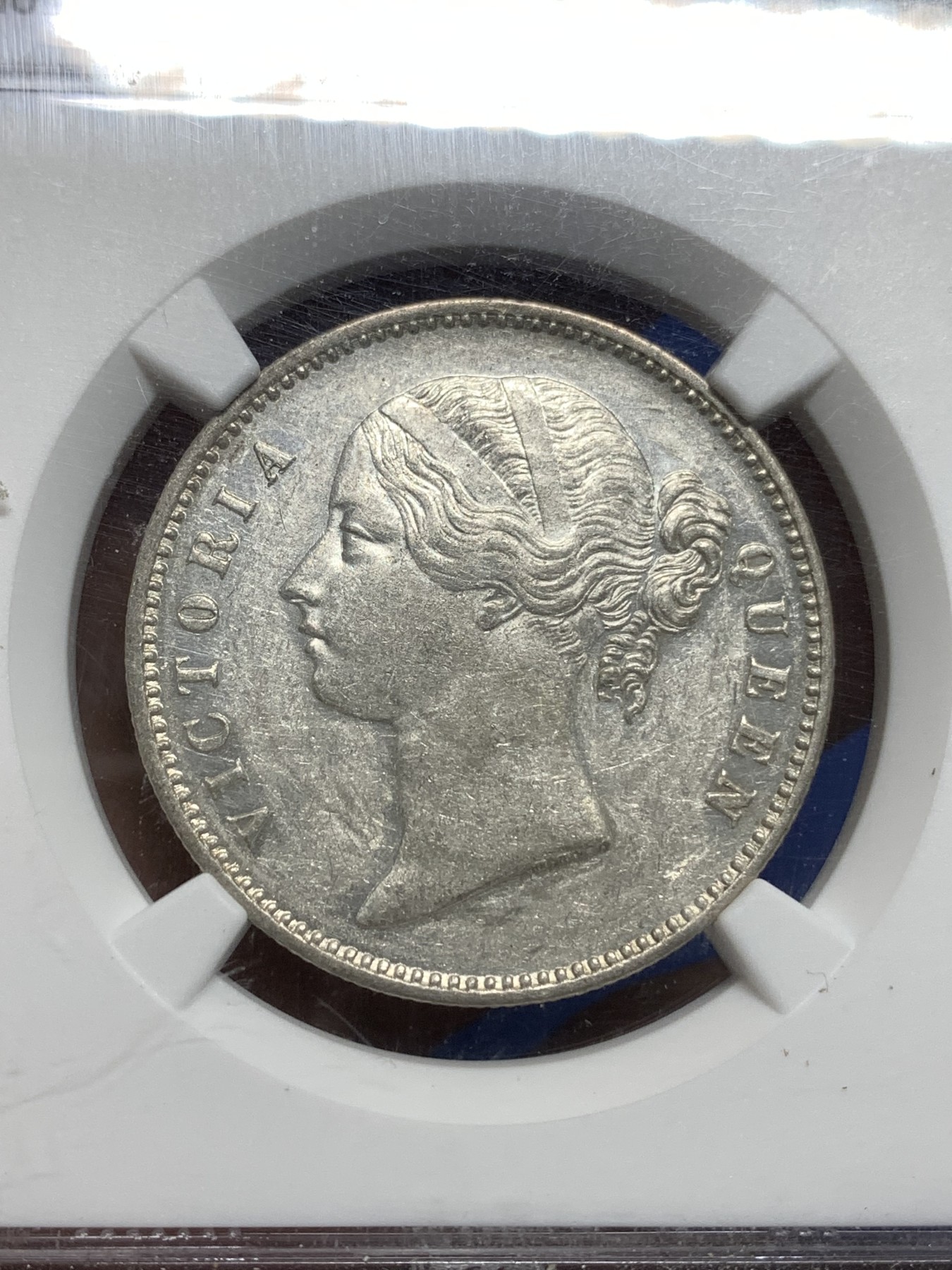 《竞宝斋》第221场-周日，周一 2场 (全场包邮) NGC AUD 英属印度1840年维多利亚女王双辫1卢比银币