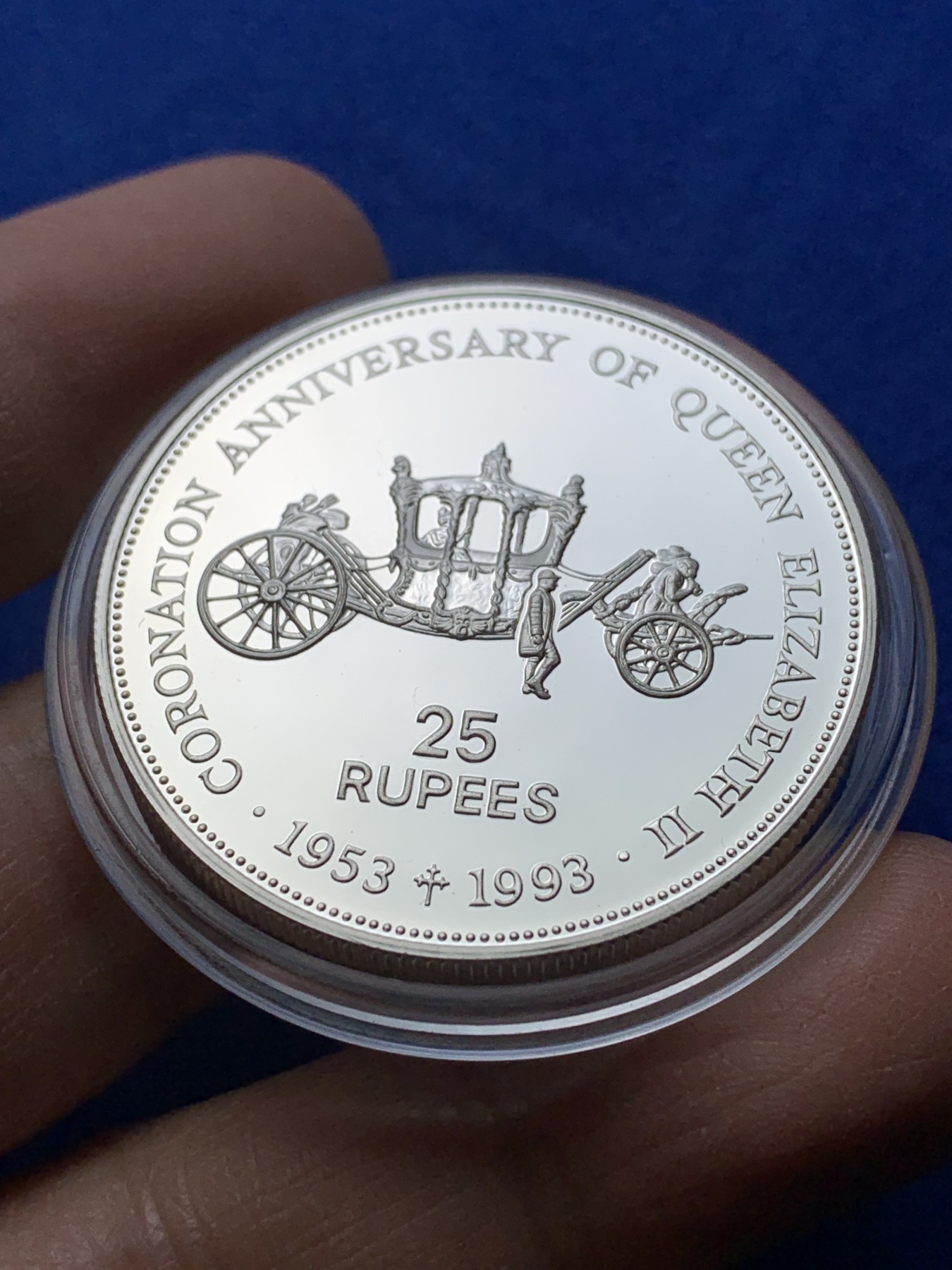 《竞宝斋》第221场-周日，周一 2场 (全场包邮) 塞舌尔群岛1993年伊丽莎白二世登基40周年精制纪念银币-25卢比 (1盎司)