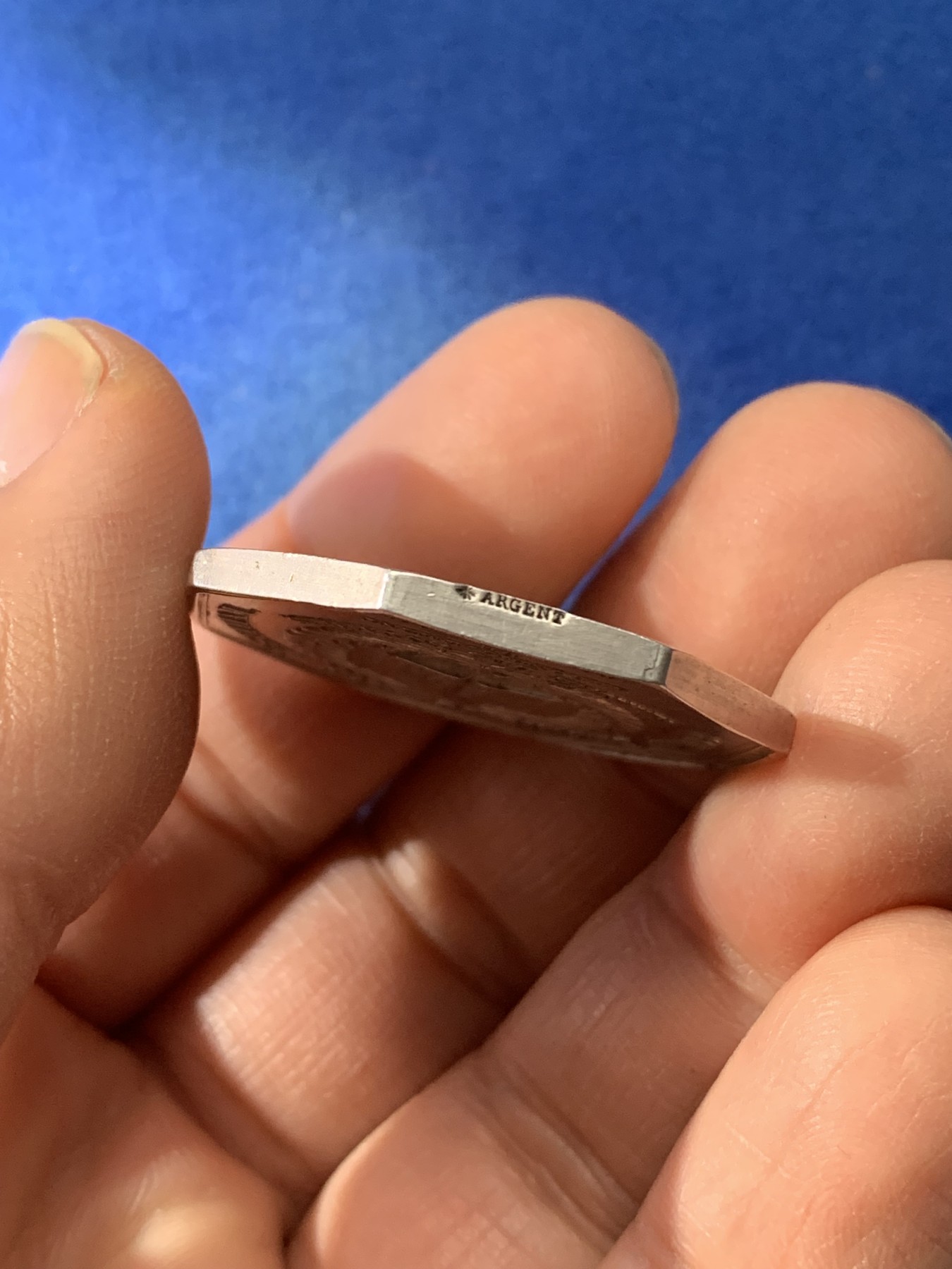 《竞宝斋》第221场-周日，周一 2场 (全场包邮) 法国1860-1879公证人八角银质代币，32.2mm，17.4克！蜜蜂银标边铭