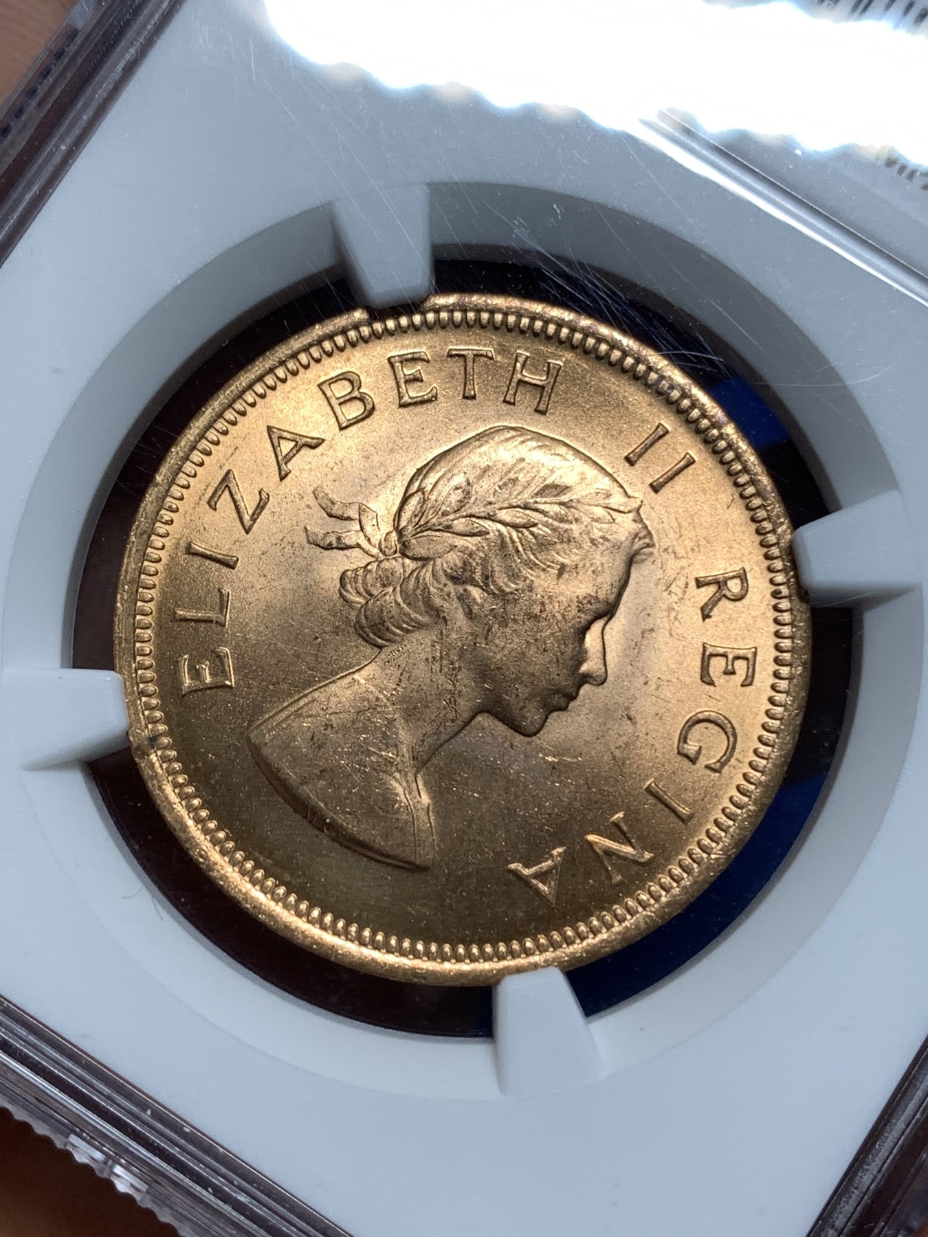 《竞宝斋》第221场-周日，周一 2场 (全场包邮) NGC-MS64 伊丽莎白二世1960年南非1便士铜币，光度好收藏一步到位