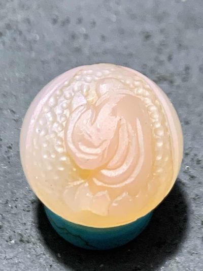 精美高玉化冰粉色亚光海洋玉髓手工俏色巧雕一心向佛珠子一个 - 精美高玉化冰粉色亚光海洋玉髓手工俏色巧雕一心向佛珠子一个