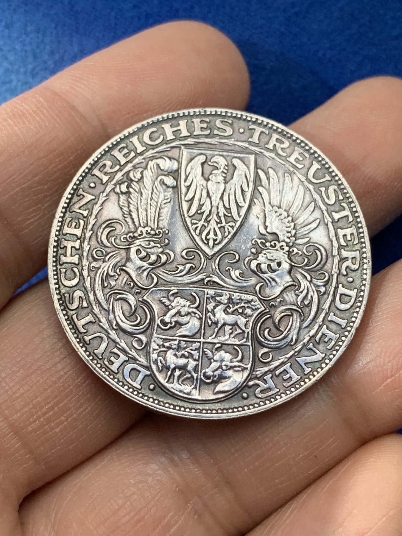 《竞宝斋》第221场-周日，周一 2场 (全场包邮) 德国卡尔.哥茨1927年兴登堡总统80大寿5马克银币 币形章