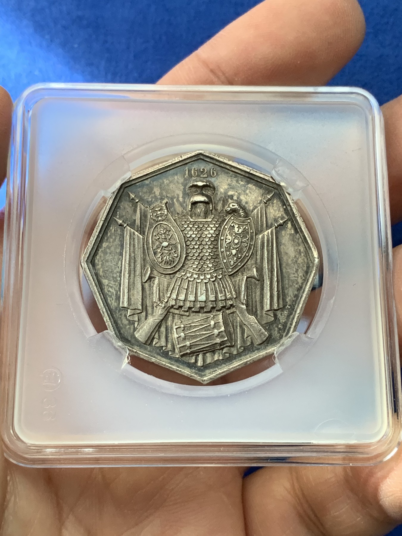 《竞宝斋》第221场-周日，周一 2场 (全场包邮) 法国步枪协会银章 稀有八角银质代币 33.7毫米 22.5克 边铭丰饶角1argent 盔甲粒粒可见