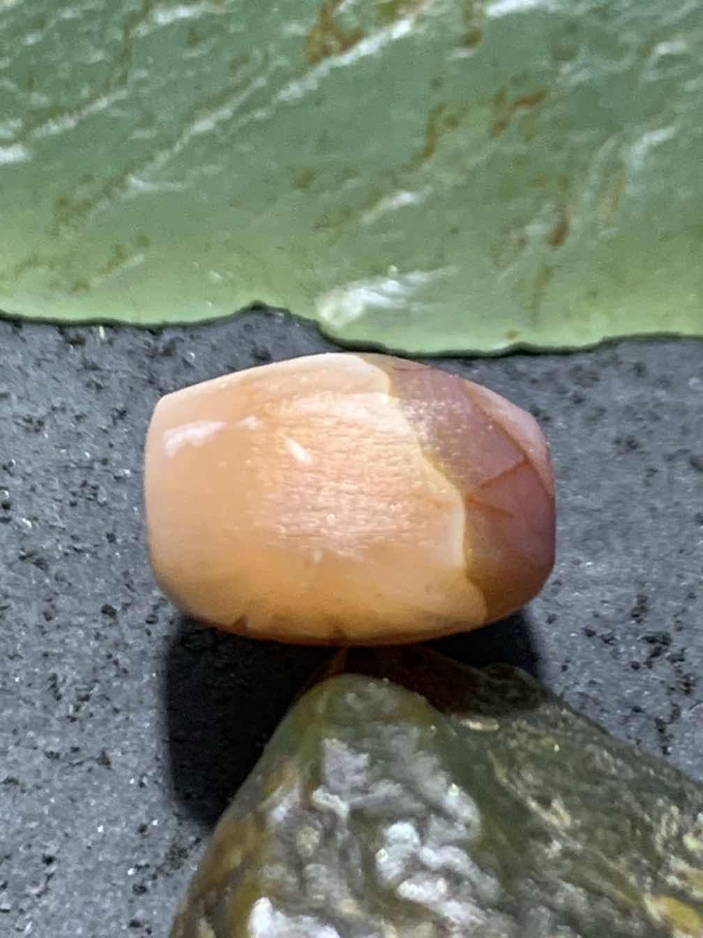 精美亚光紫罗兰拉丝料战国红玛瑙手工俏色巧雕地主一体佛头三通一个，