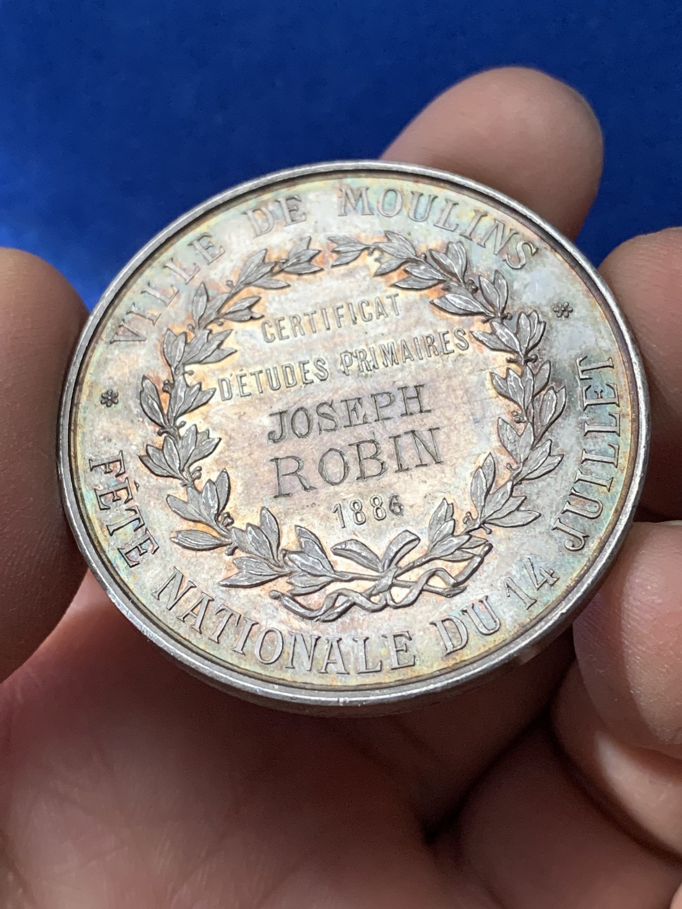 《竞宝斋》第221场-周日，周一 2场 (全场包邮) 法国1886年法兰西第三共和国 教育题材银章 直径41.5mm 39.1克 丰饶角边铭银标 未流通状态 五彩包浆