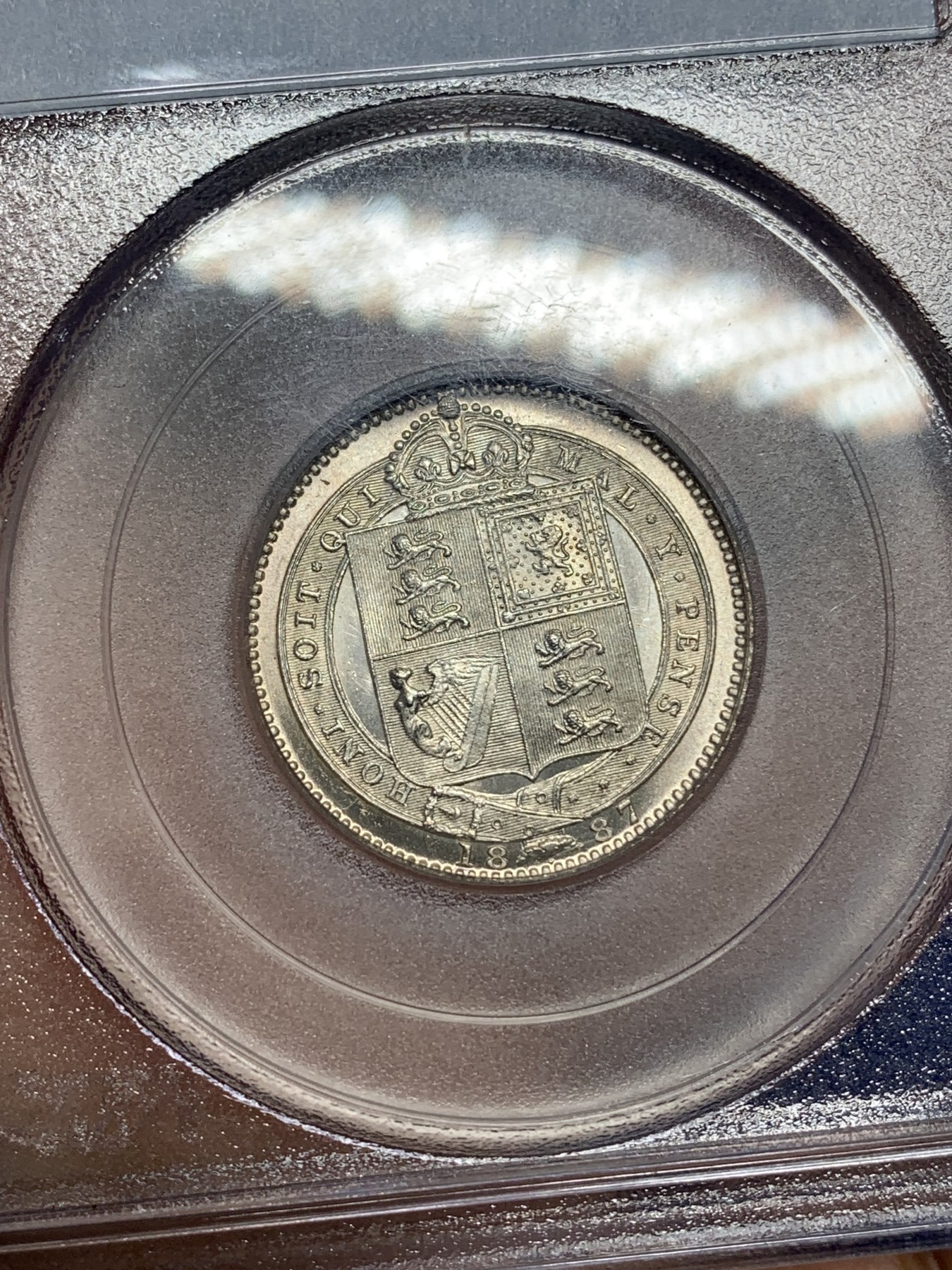 《竞宝斋》第221场-周日，周一 2场 (全场包邮) PCGS-MS64 英国 1887年 维多利亚 高冠 1先令 银币 盾徽版 银光十足 老盒子严评 细节深打