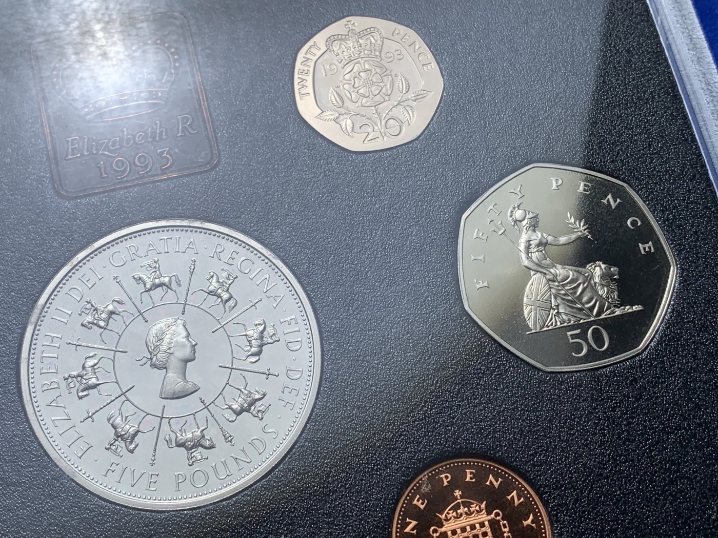 《竞宝斋》第221场-周日，周一 2场 (全场包邮) 英国硬币套装  1993年精制套装-含5英镑的女王登基40周年纪念币